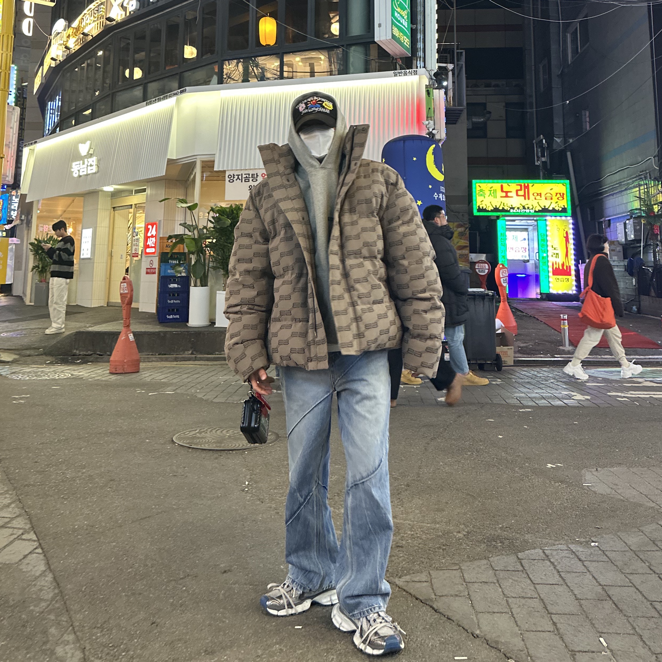 (W) Balenciaga BB Monogram Puffer Beige, Ader Error Deviant Jeans Blue 착용 스타일 - 4