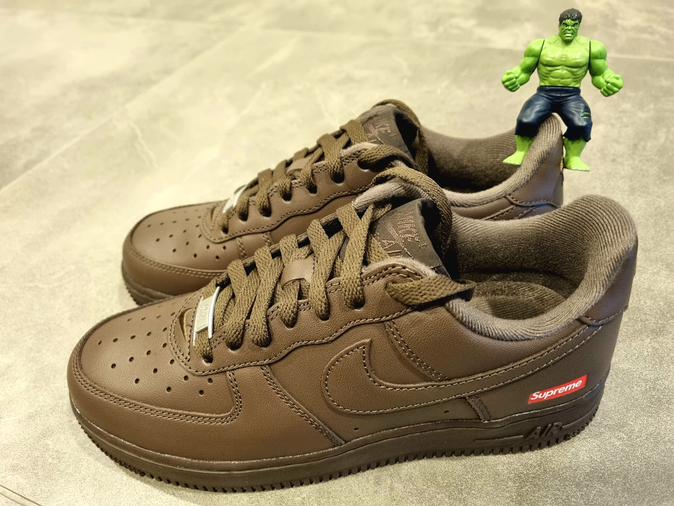 Nike x Supreme Air Force 1 Low Baroque Brown 착용 스타일 - 1