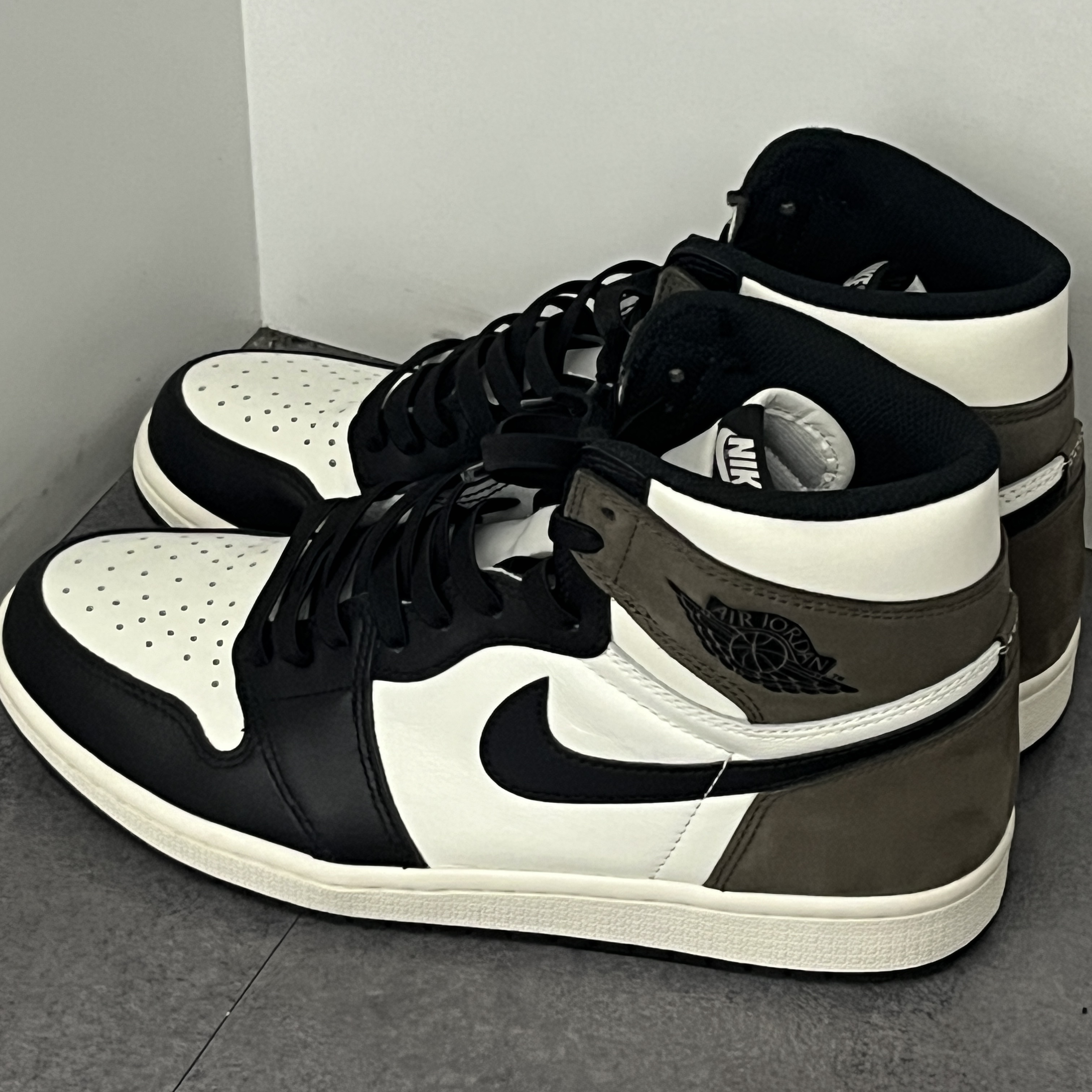 Jordan 1 Retro High OG Black Mocha 착용 스타일