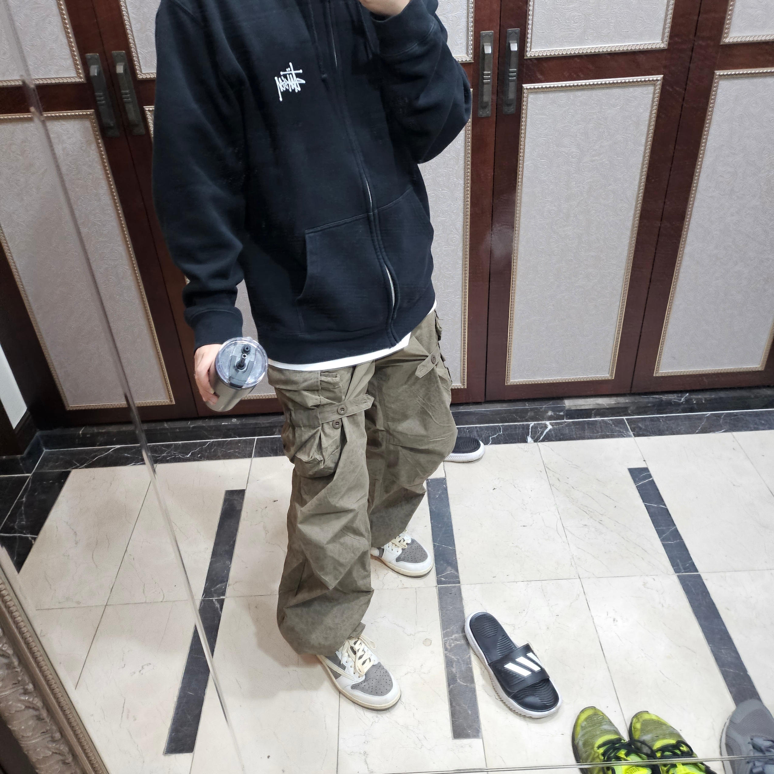 Jordan 1 x Travis Scott Retro Low OG SP Sail and Ridgerock 착용 스타일