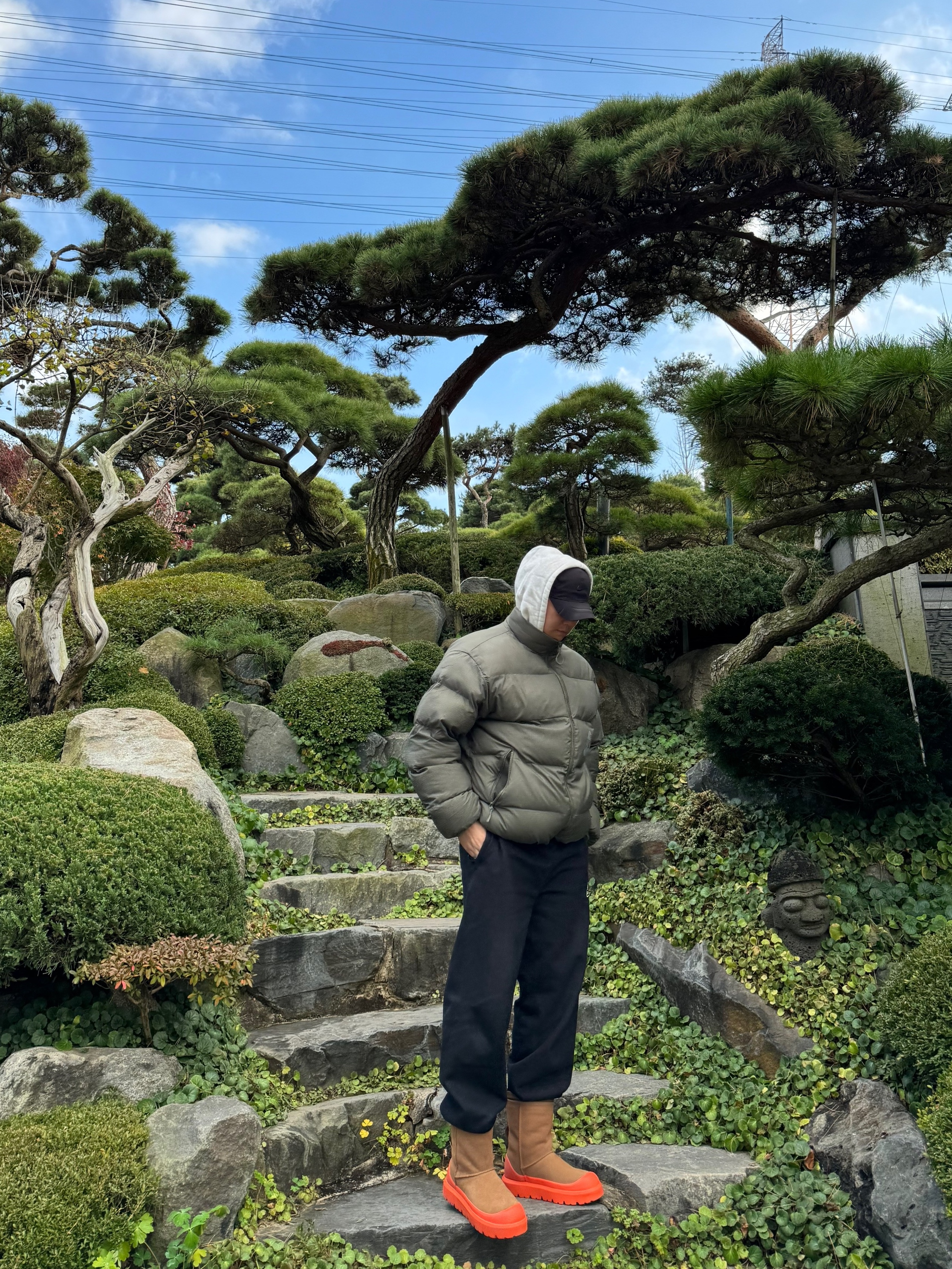 Palace Ripstop Puffa Olive - 23FW, UGG Classic Short Weather Hybrid Black Black 착용 스타일 - 2