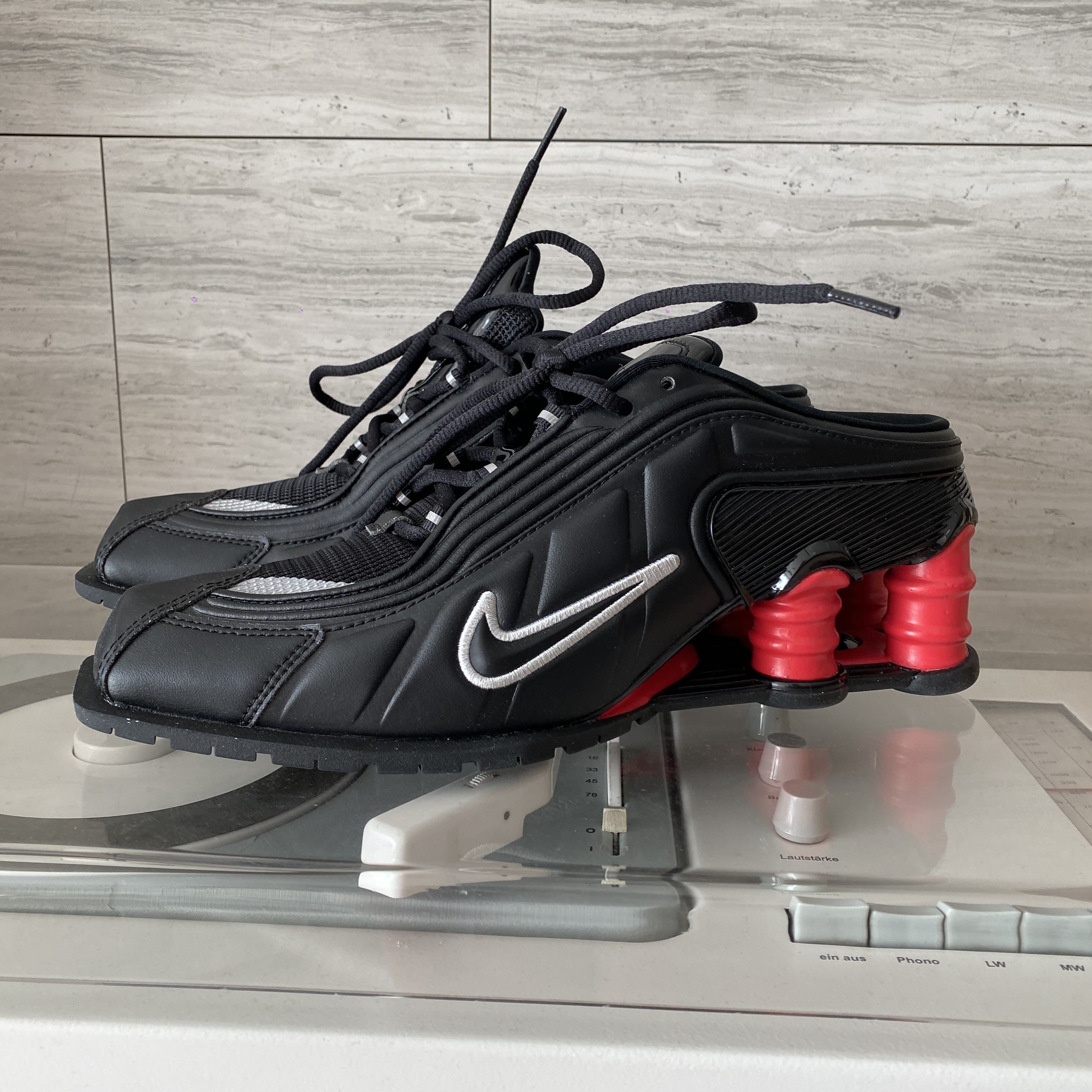 Nike x Martine Rose Shox MR4 Black 착용 스타일 - 1