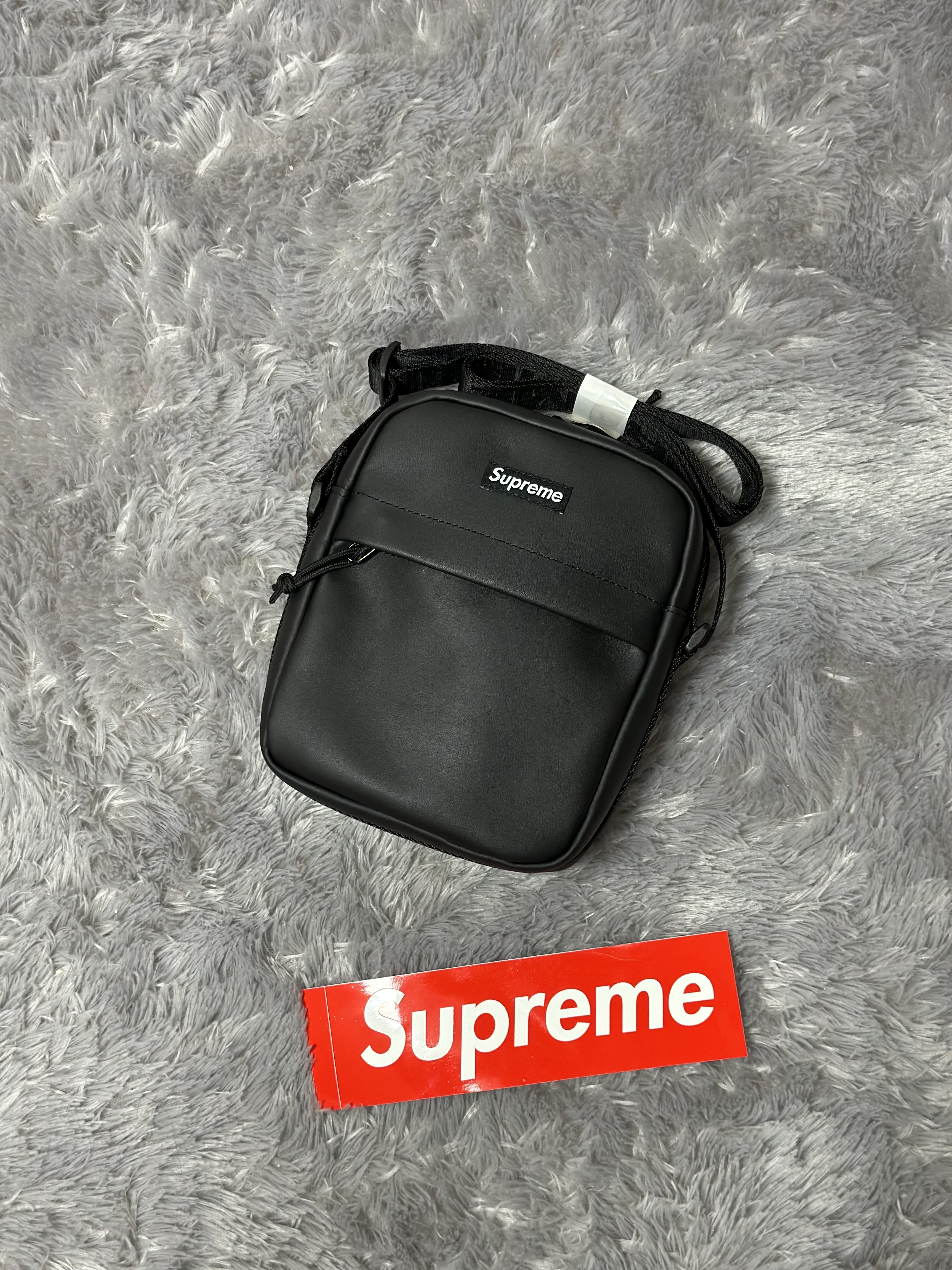 Supreme Leather Shoulder Bag Black - 23FW 착용 스타일 - 1