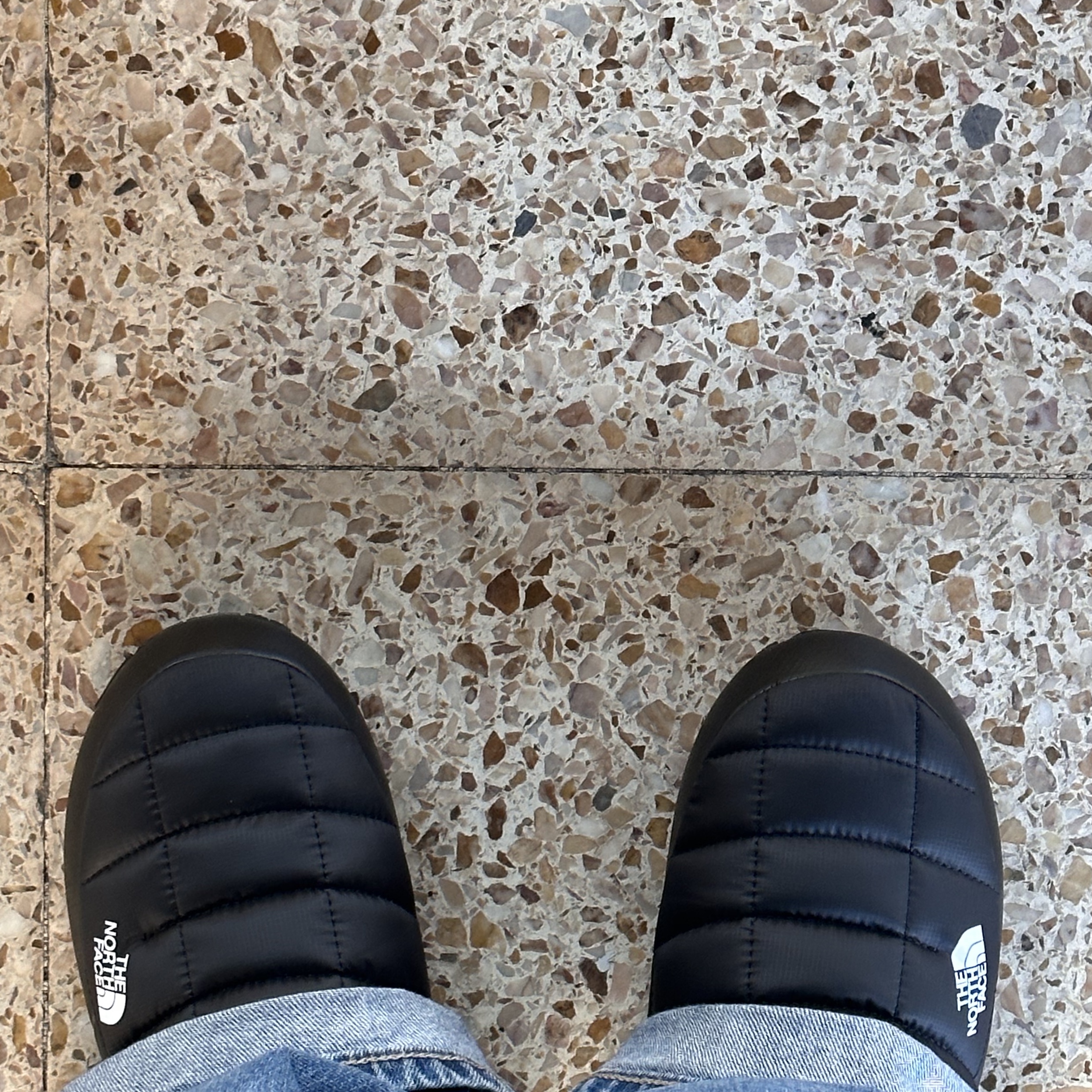 (W) The North Face Thermoball Traction Mule V Black 착용 스타일