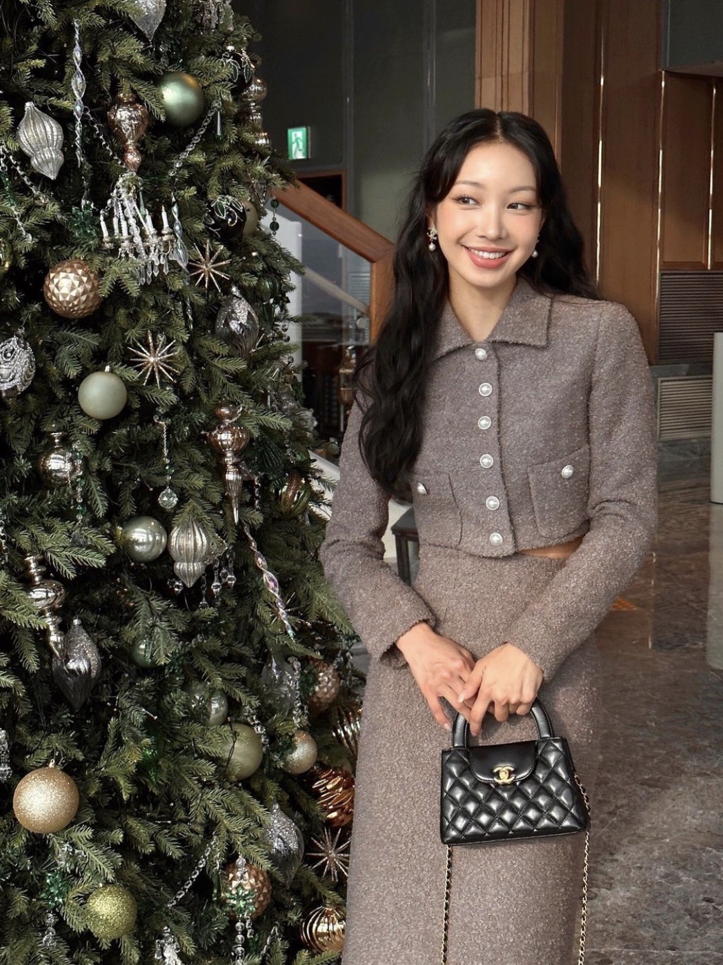 Chanel Mini Shopping Bag Shiny Aged Calfskin & Gold Black 착용 스타일