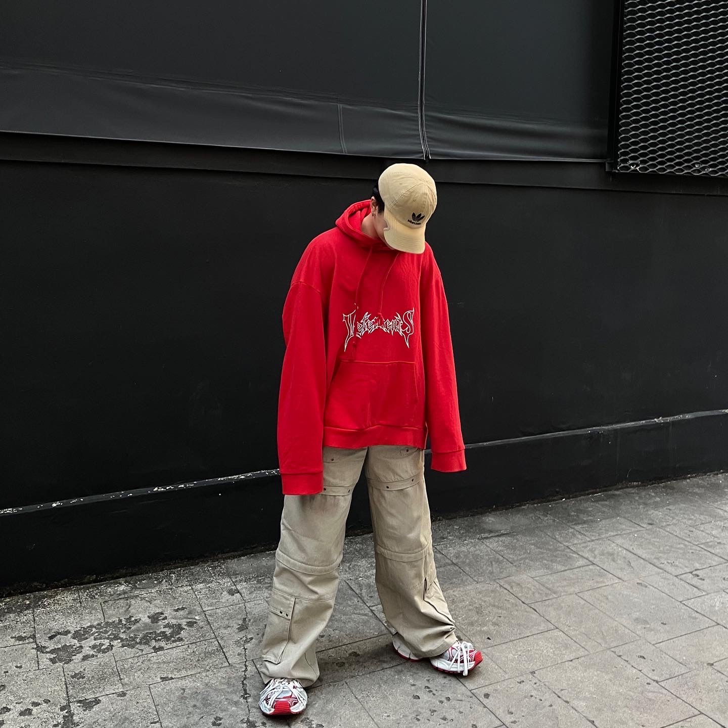 Balenciaga 3XL Sneakers White Red, Balenciaga x Adidas Cap Black 착용 스타일 - 1
