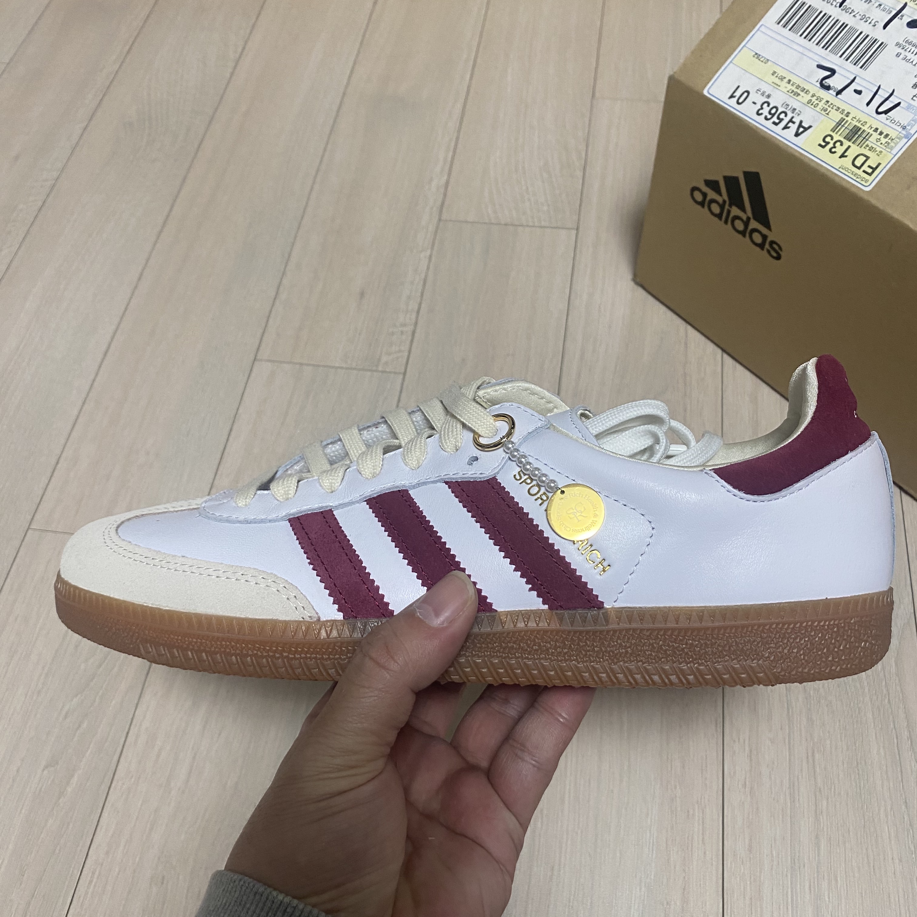 Adidas x Sporty & Rich Samba OG Cloud White Collegiate Burgundy 착용 스타일 - 2