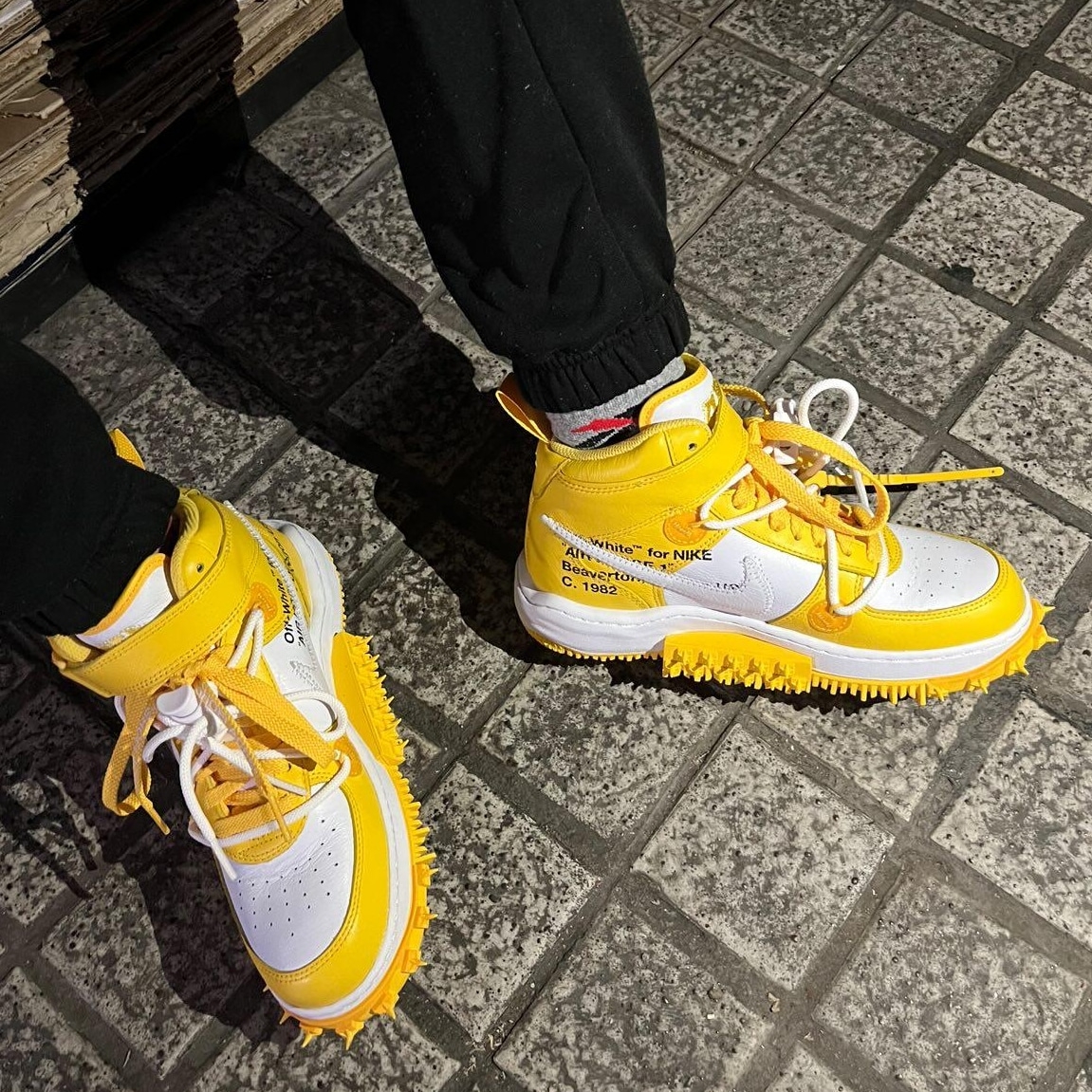 Nike x Off-White Air Force 1 Mid SP Leather Varsity Maize 착용 스타일
