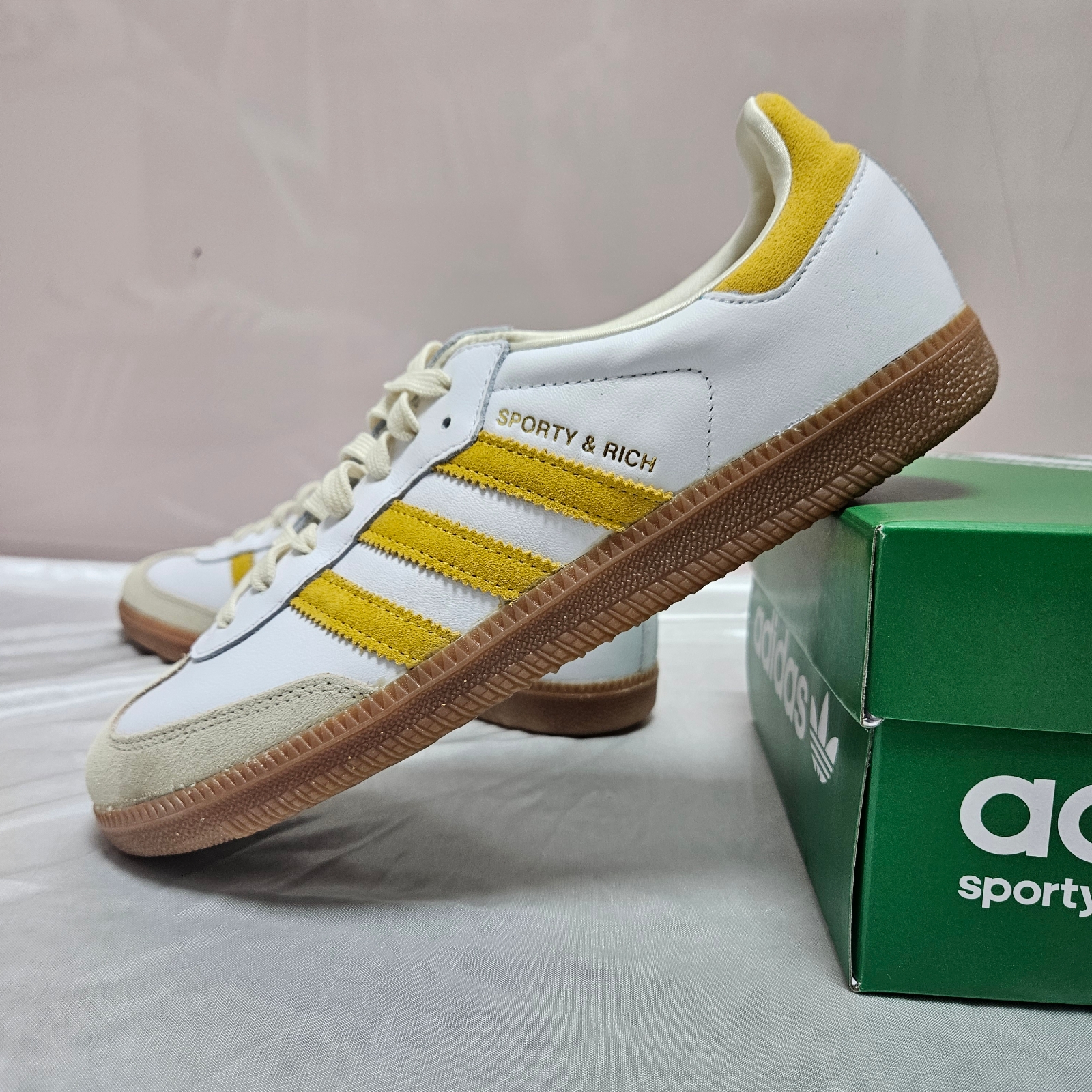 Adidas x Sporty & Rich Samba OG Cloud White Bold Gold 착용 스타일 - 1