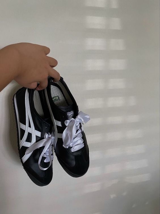 Onitsuka Tiger Mexico 66 Black White, Adidas Superstar Core Black White 착용 스타일 - 2