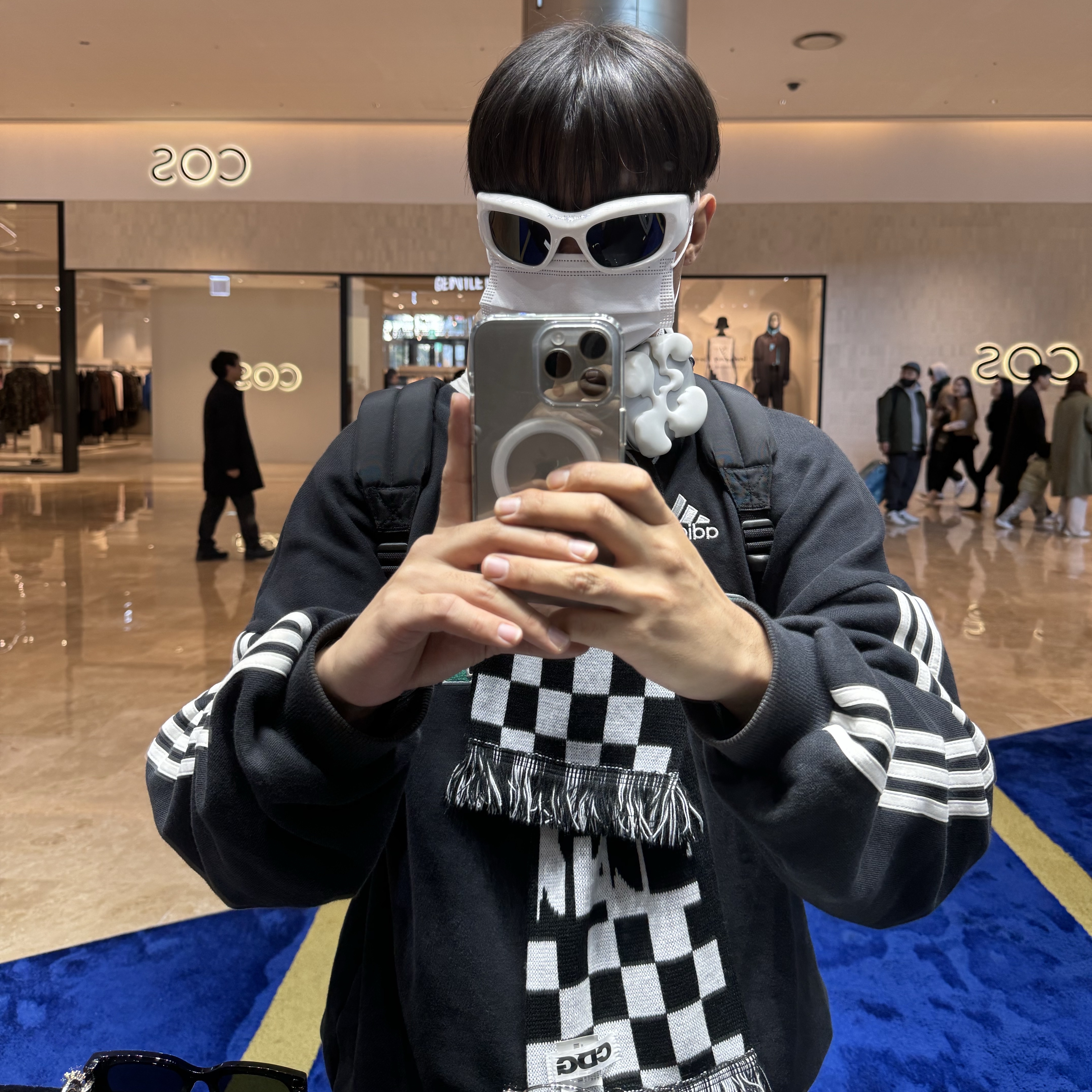 CDG Logo Check Muffler White Black 착용 스타일
