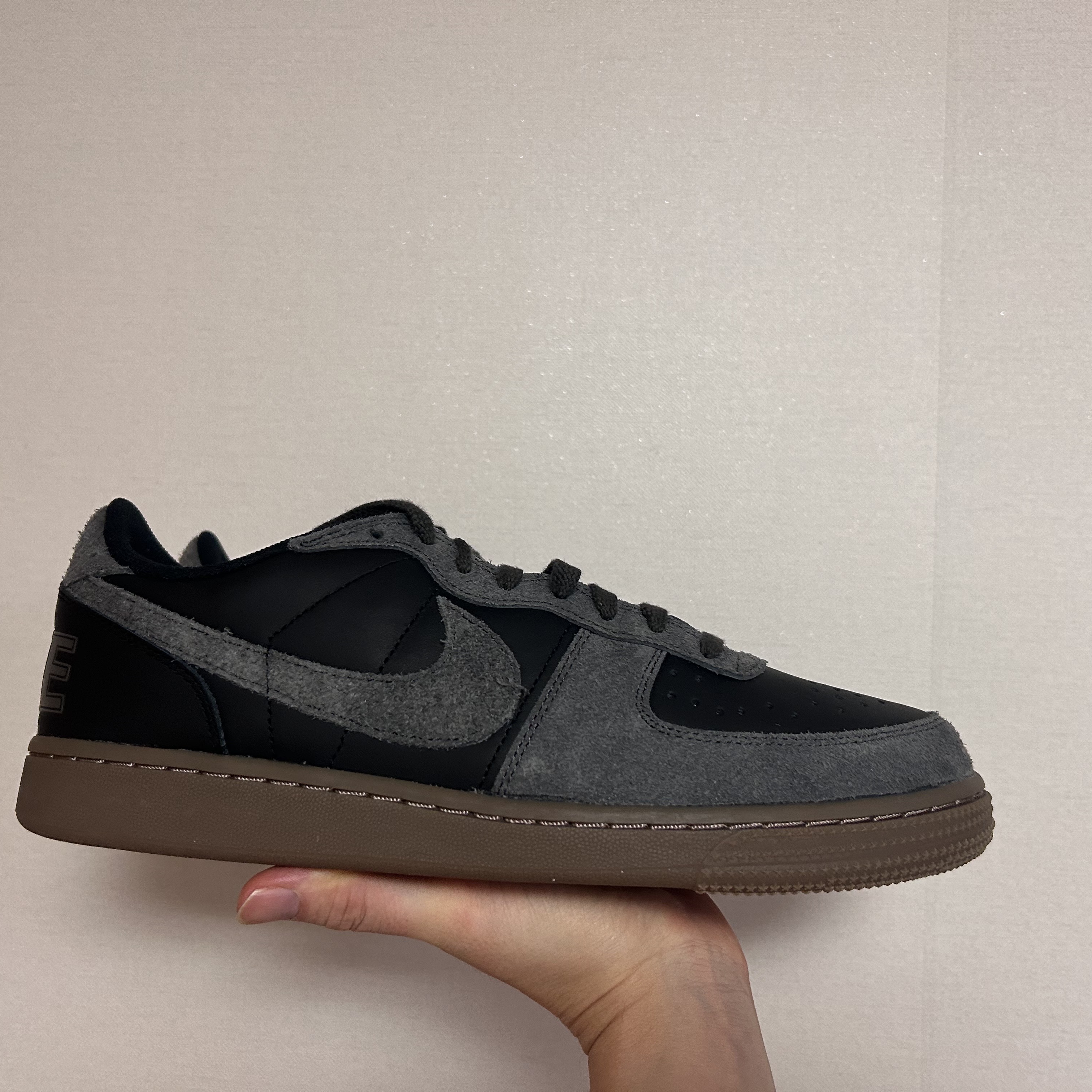 Nike Terminator Low Black Medium Ash 착용 스타일 - 1