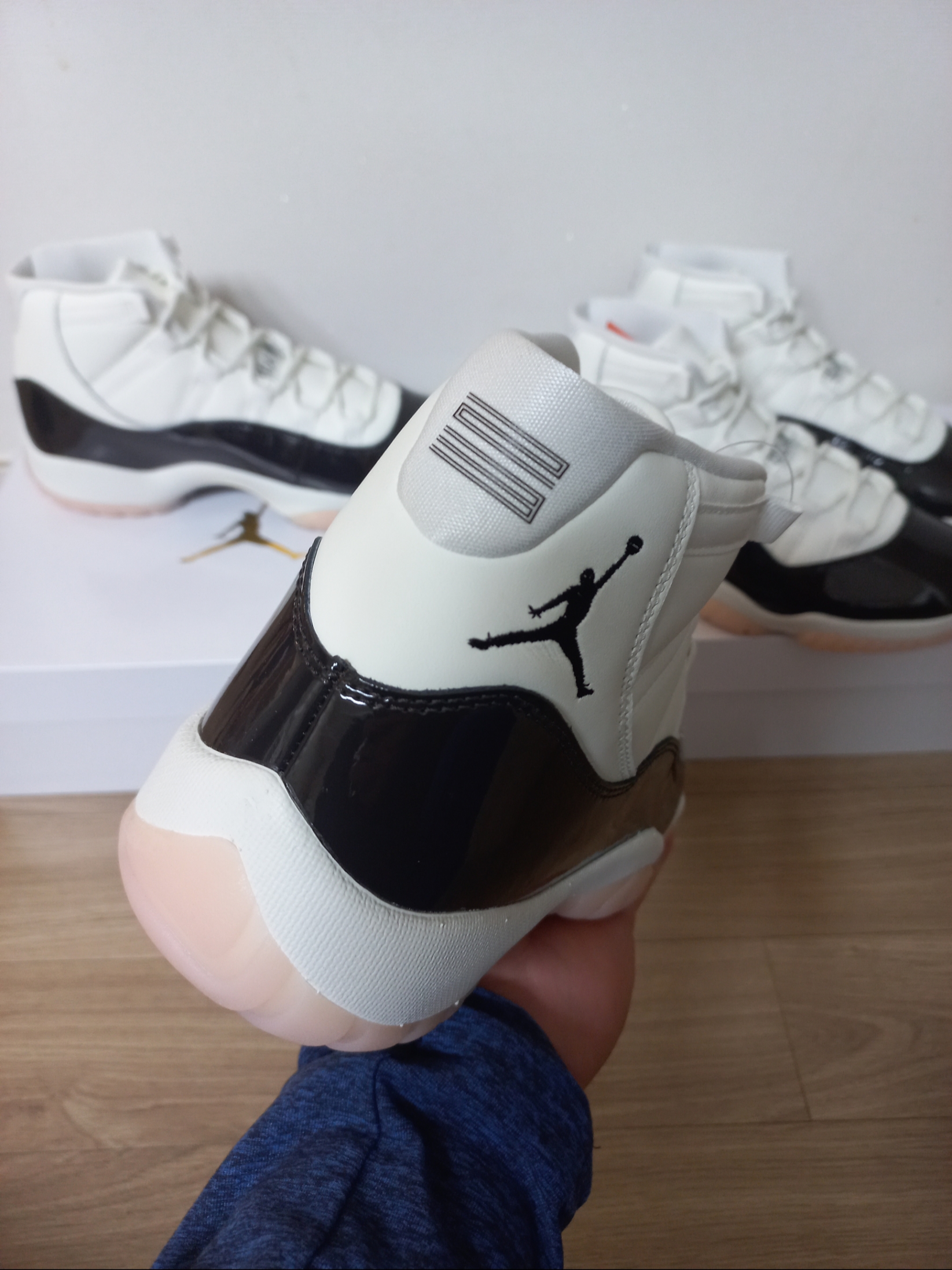 (W) Jordan 11 Retro Neapolitan 착용 스타일 - 2