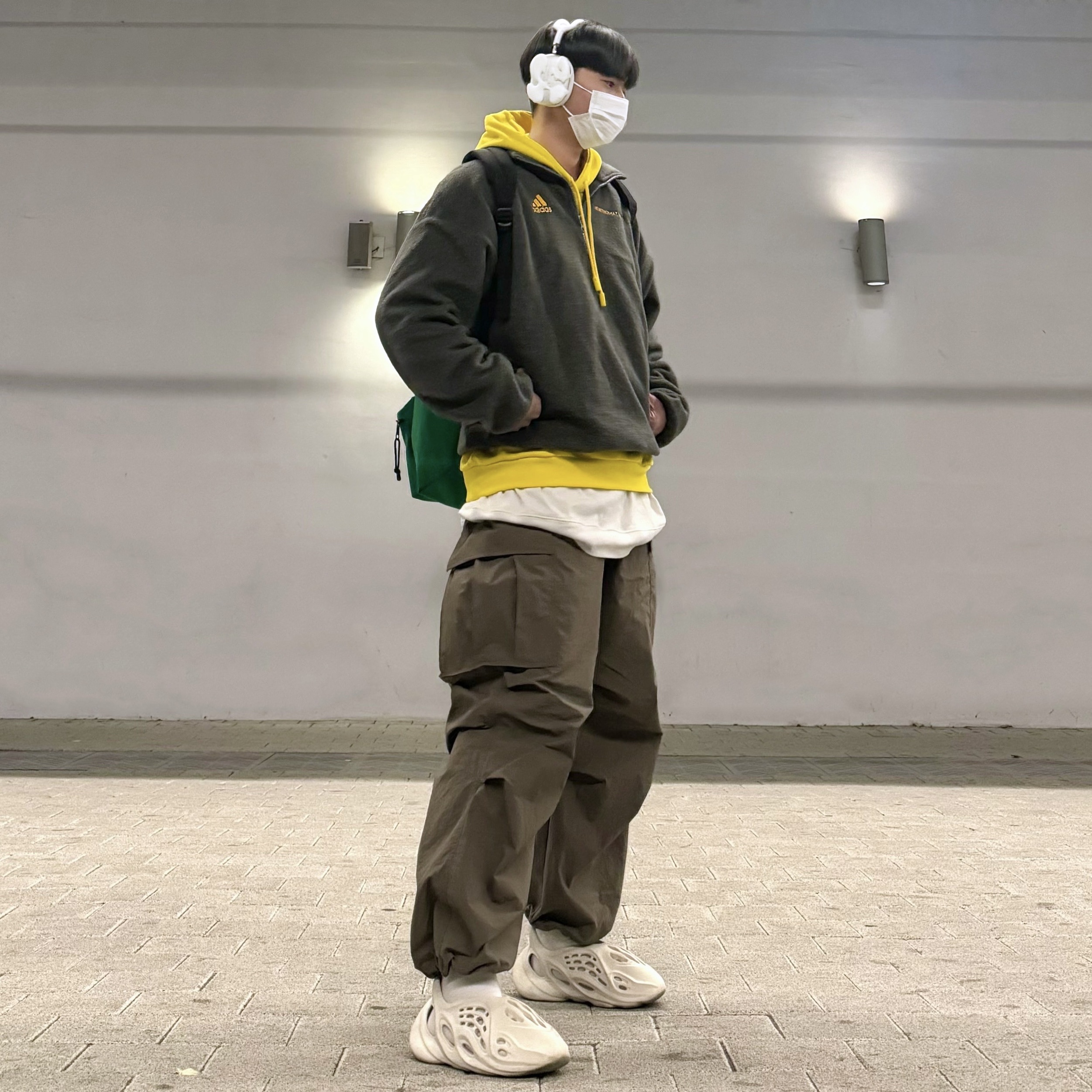 Apple AirPods Max Lightning Silver (Korean Ver.), [KREAM 단독] Test Artifact Era Max Drip White 착용 스타일 - 1