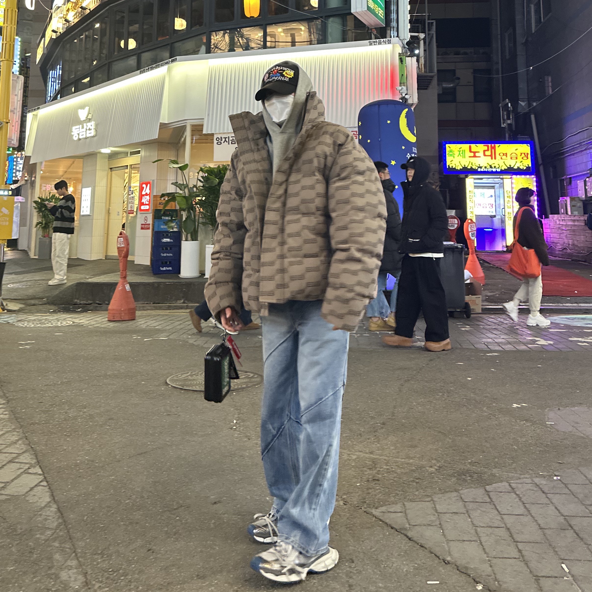 (W) Balenciaga BB Monogram Puffer Beige, Ader Error Deviant Jeans Blue 착용 스타일 - 1
