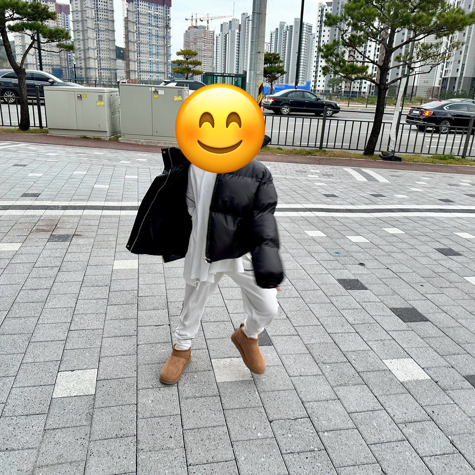 (W) UGG Classic Ultra Mini Boots Chestnut 착용 스타일 - 1