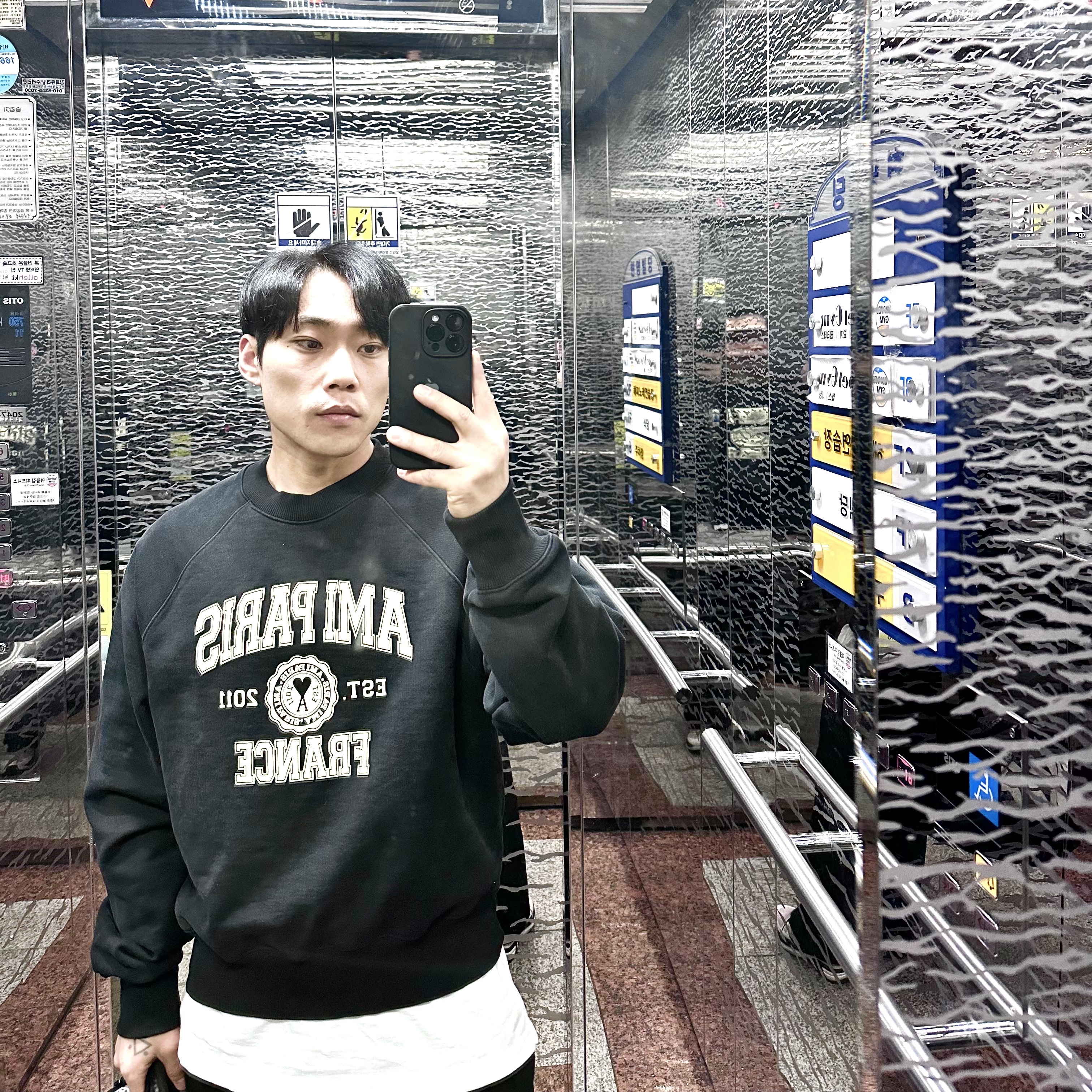 AMI Paris France Sweatshirt Black 착용 스타일