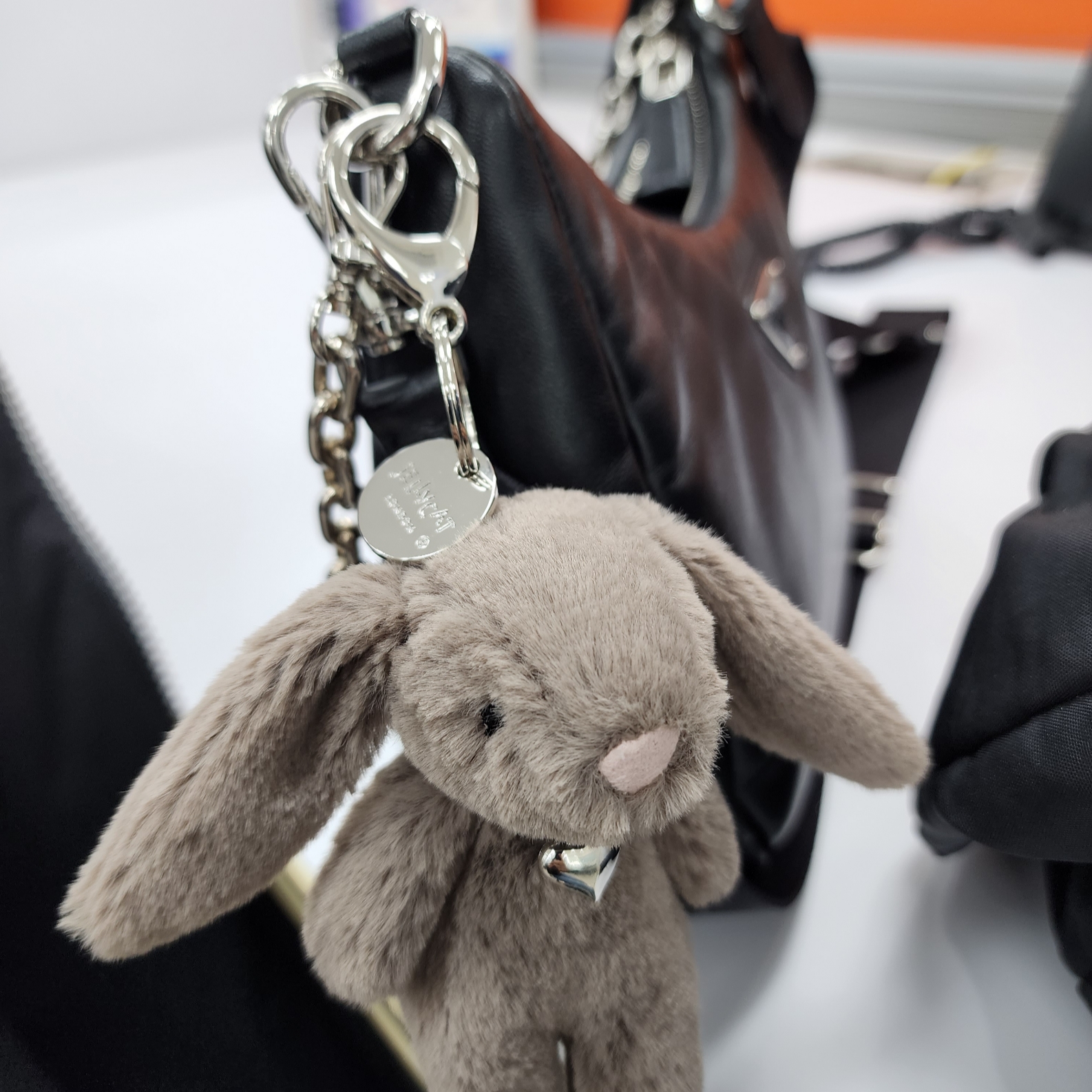 Jellycat Bashful Bunny Truffle Bag Charm Brown 착용 스타일