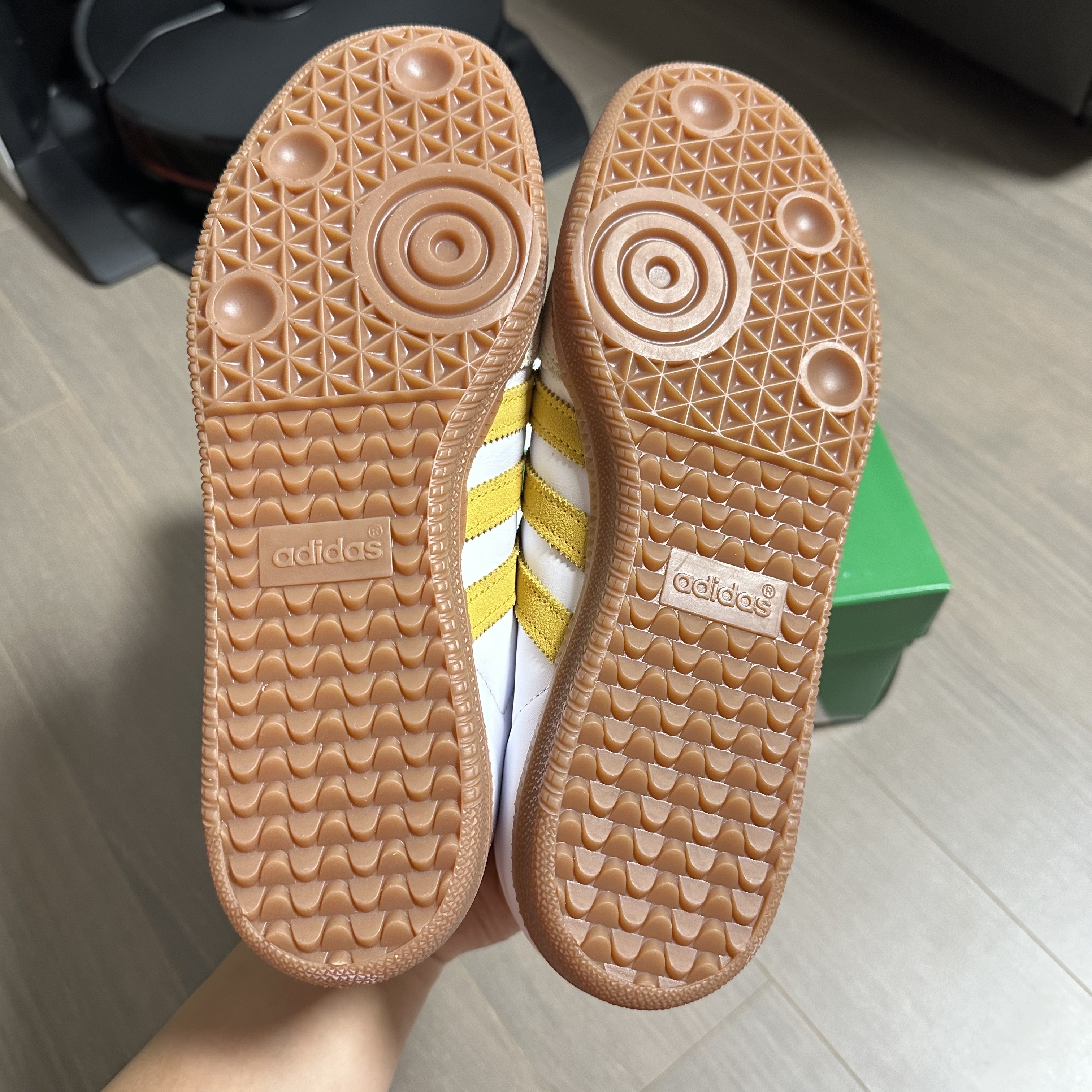 Adidas x Sporty & Rich Samba OG Cloud White Bold Gold 착용 스타일 - 5