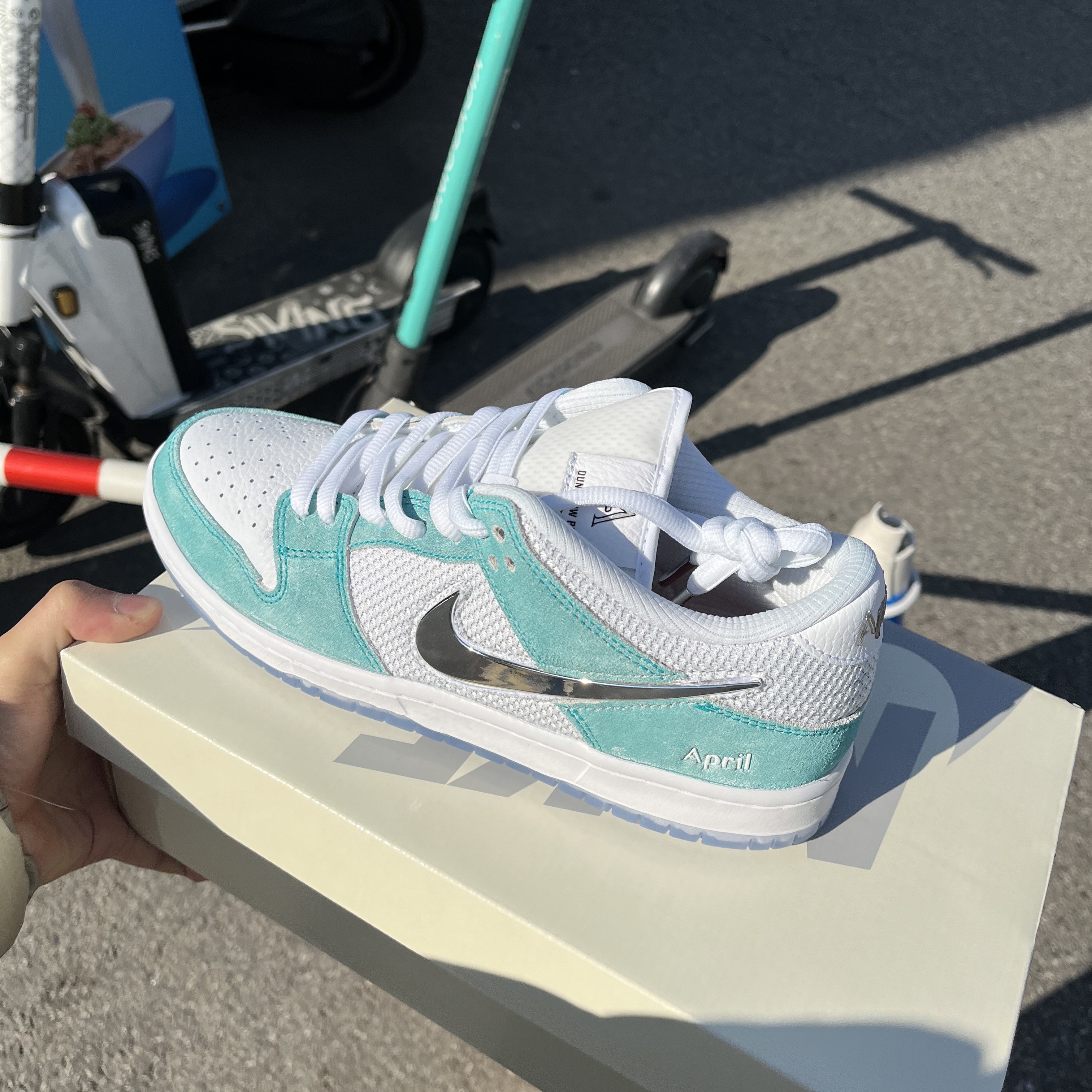 Nike x April Skateboards SB Dunk Low Pro QS Racer Blue Metallic Silver 착용 스타일