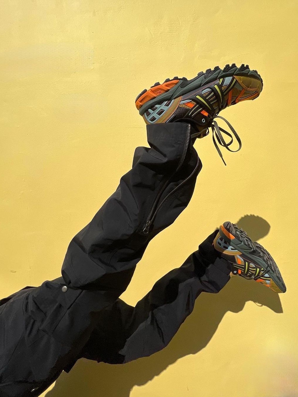 Andersson Bell x Asics Cargo Pants Black 착용 스타일 - 2