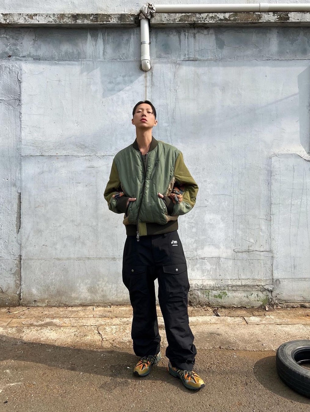 Andersson Bell x Asics Contrast Quilting Bomber Jacket Khaki, Andersson Bell x Asics Cargo Pants Black 착용 스타일