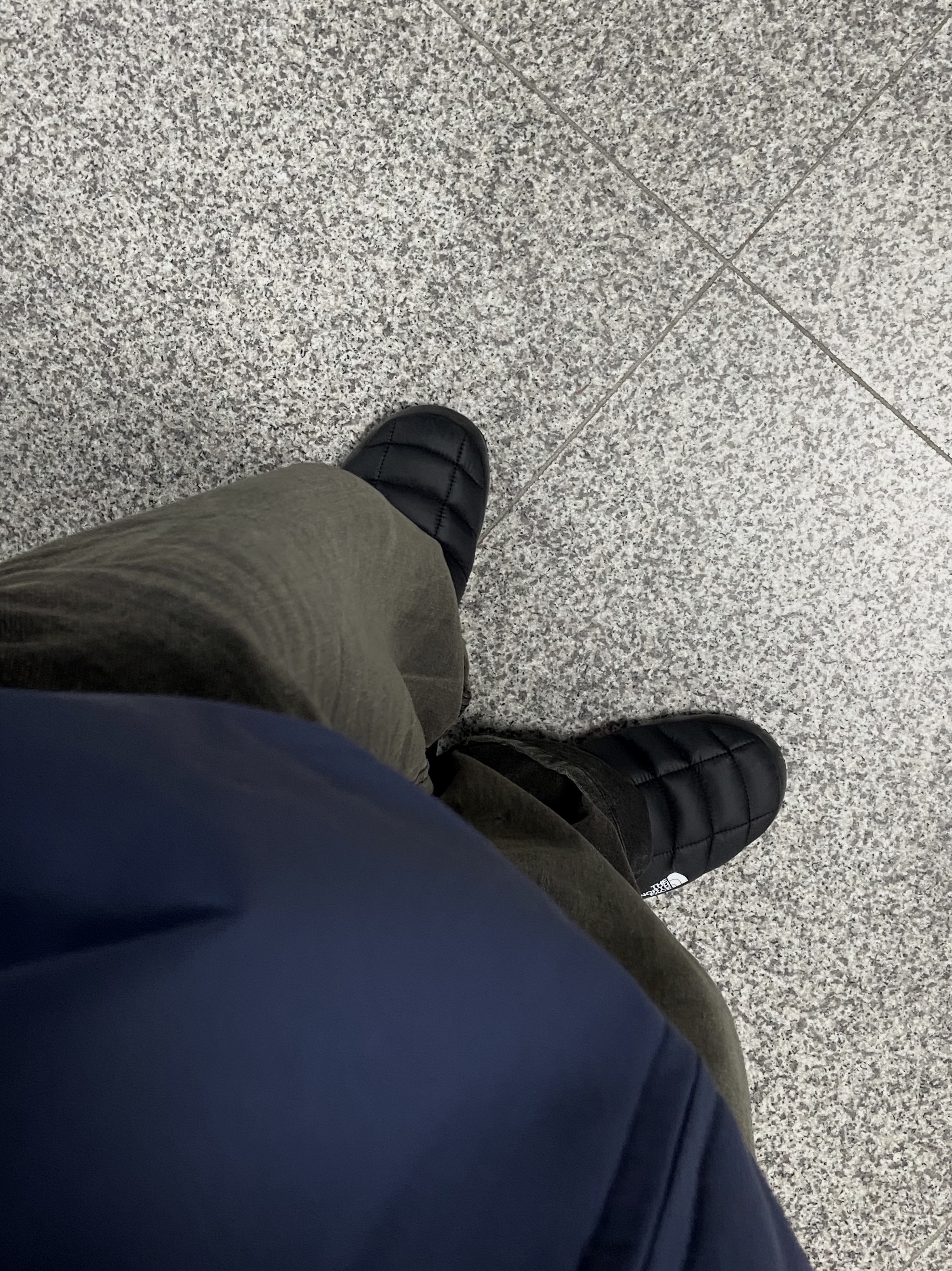 The North Face Thermoball Traction Mule V Black 착용 스타일 - 2