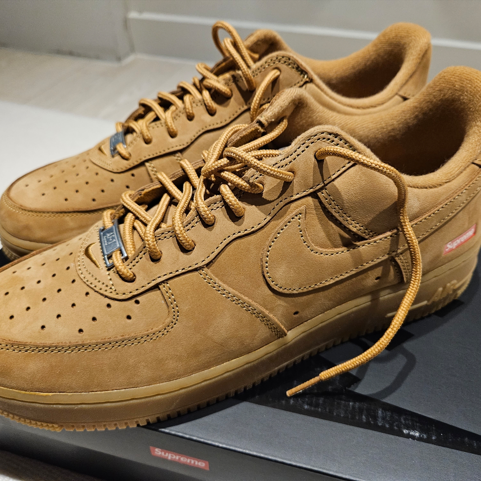 Nike x Supreme Air Force 1 Low Flax 착용 스타일
