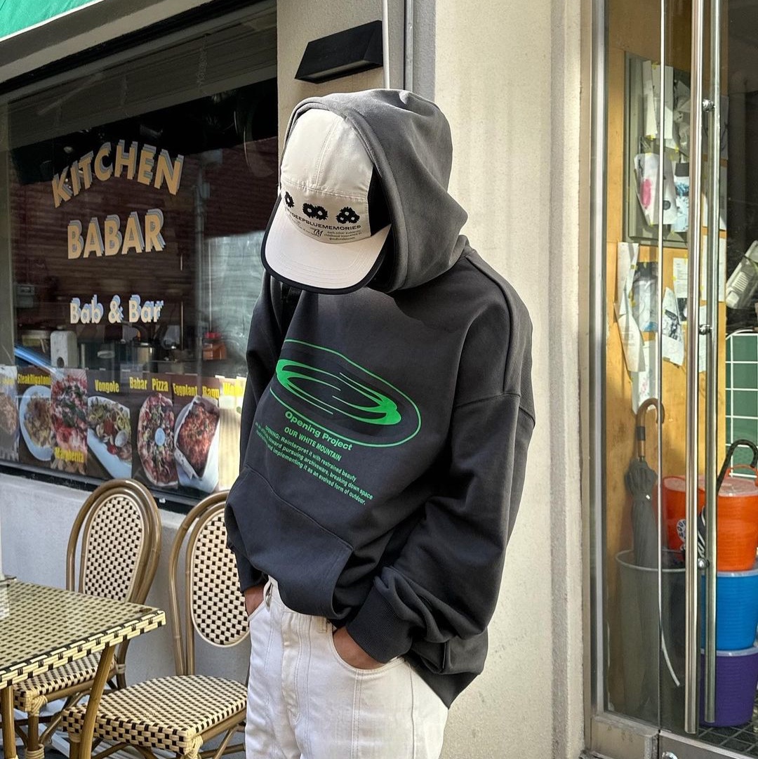 Opening Project Oval Logo Hoodie Charcoal, Opening Project Oval Logo Hoodie Black 착용 스타일 - 2