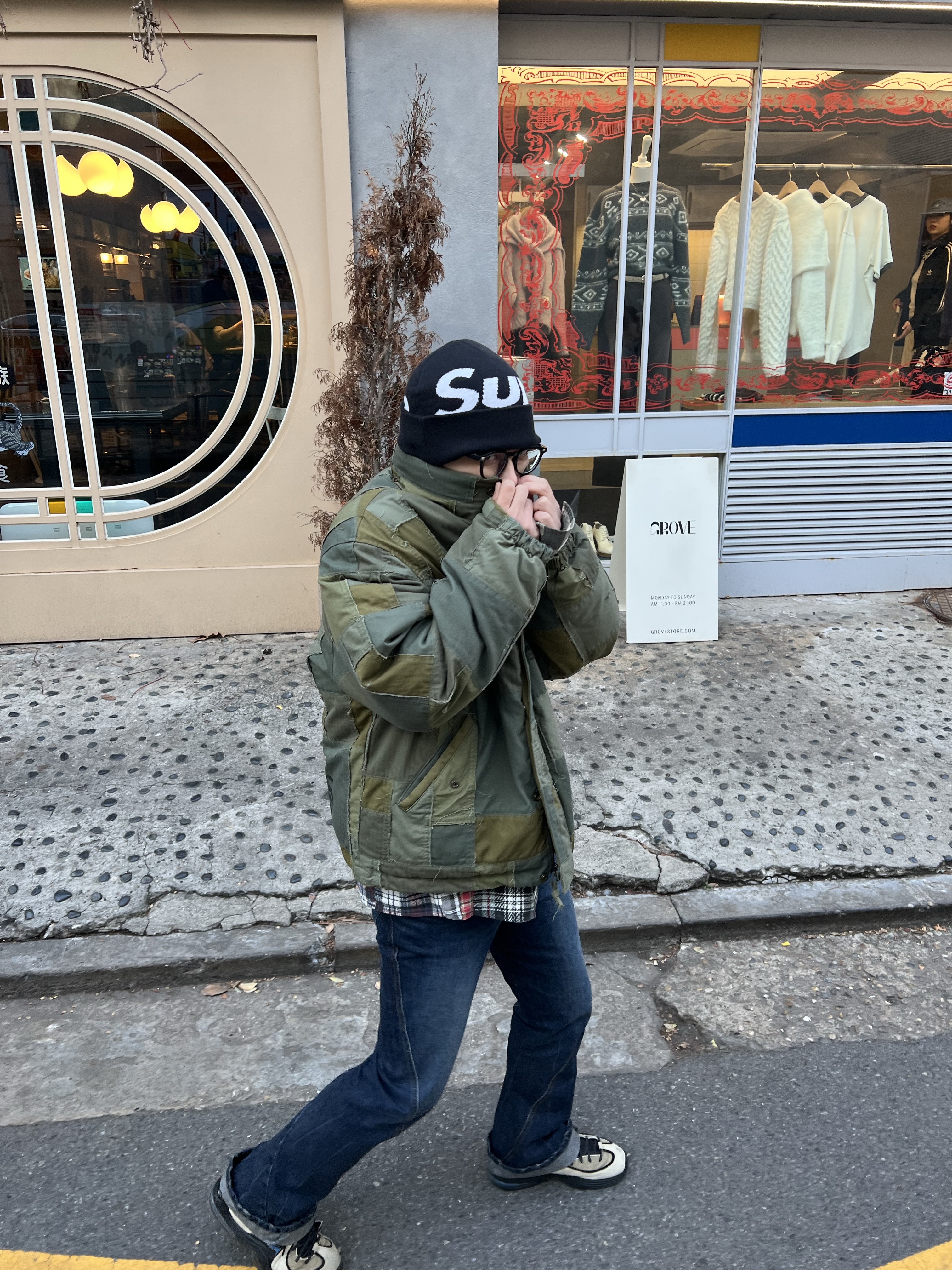 Supreme x Comme des Garcons Junya Watanabe Man Patchwork Puffy Jacket Olive - 21FW, Supreme Big Logo Beanie Black 착용 스타일 - 1