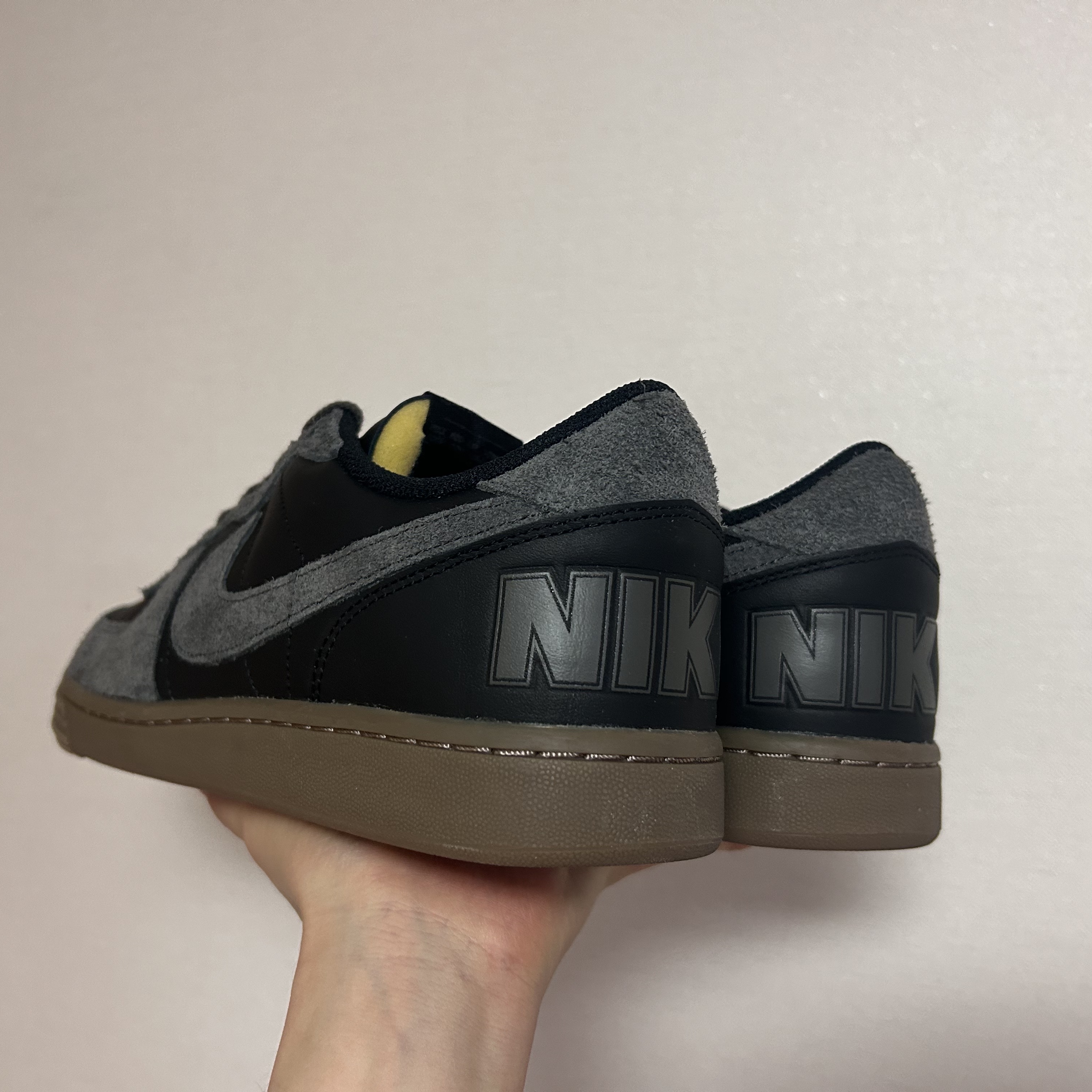 Nike Terminator Low Black Medium Ash 착용 스타일 - 3