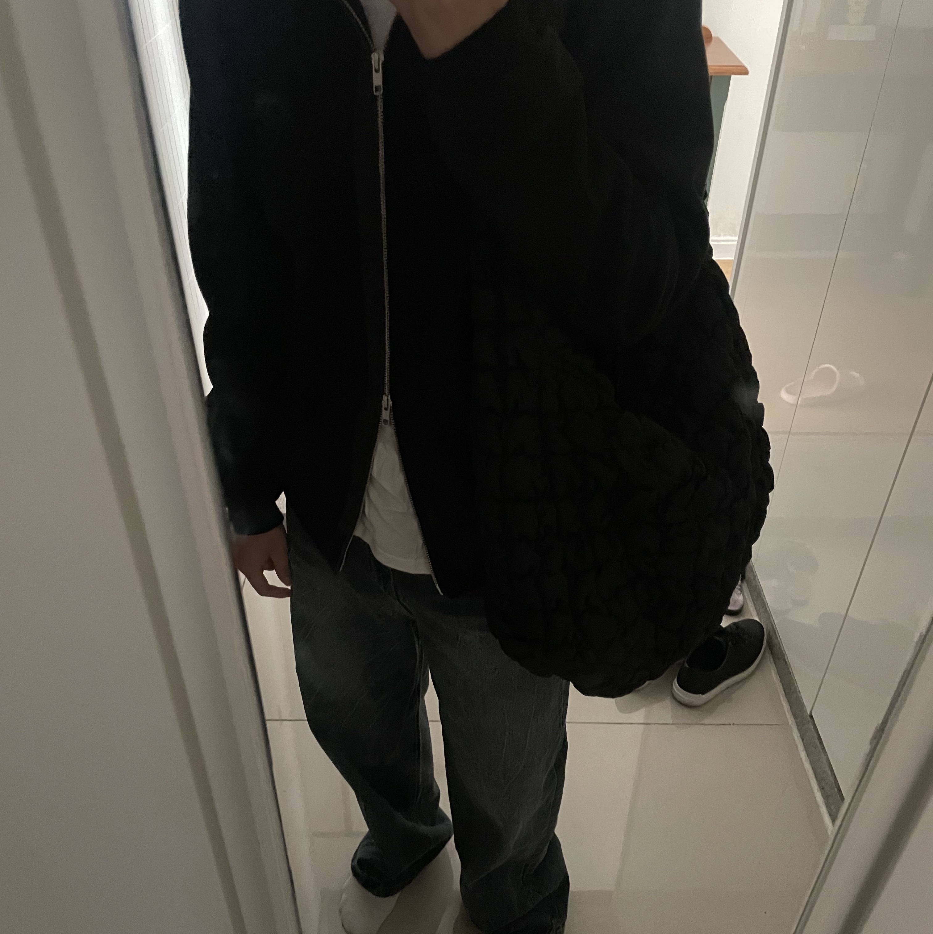 COS Quilted Oversized Shoulder Bag Black 착용 스타일