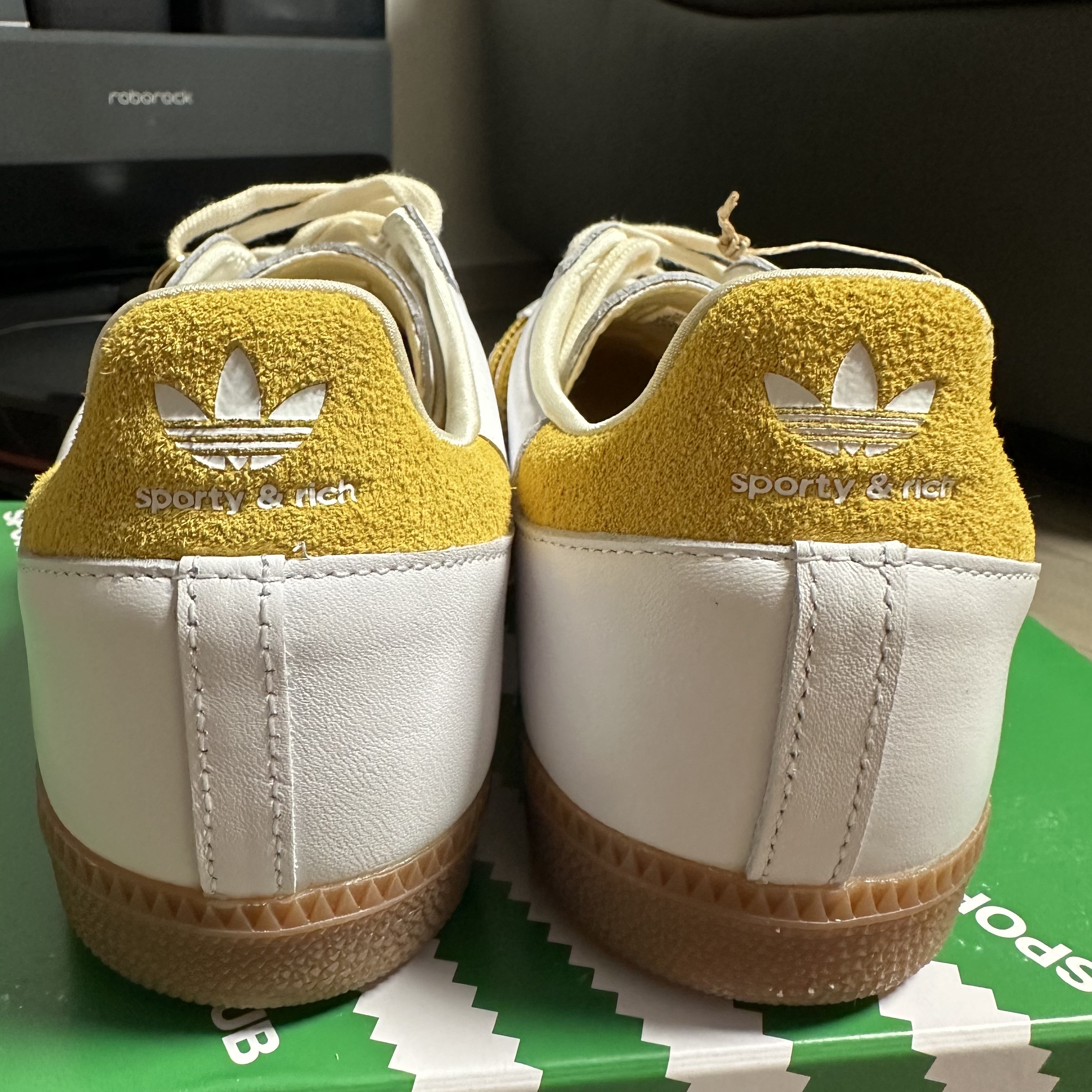 Adidas x Sporty & Rich Samba OG Cloud White Bold Gold 착용 스타일 - 4