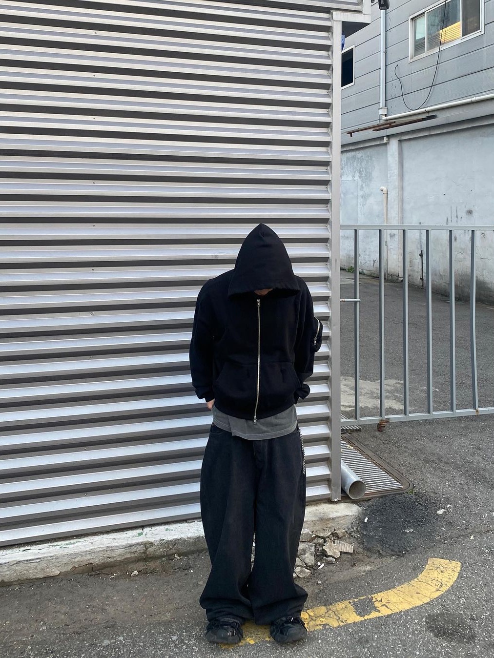 OMO 3D Pocket Zip-Up Hoodie Black 착용 스타일 - 1