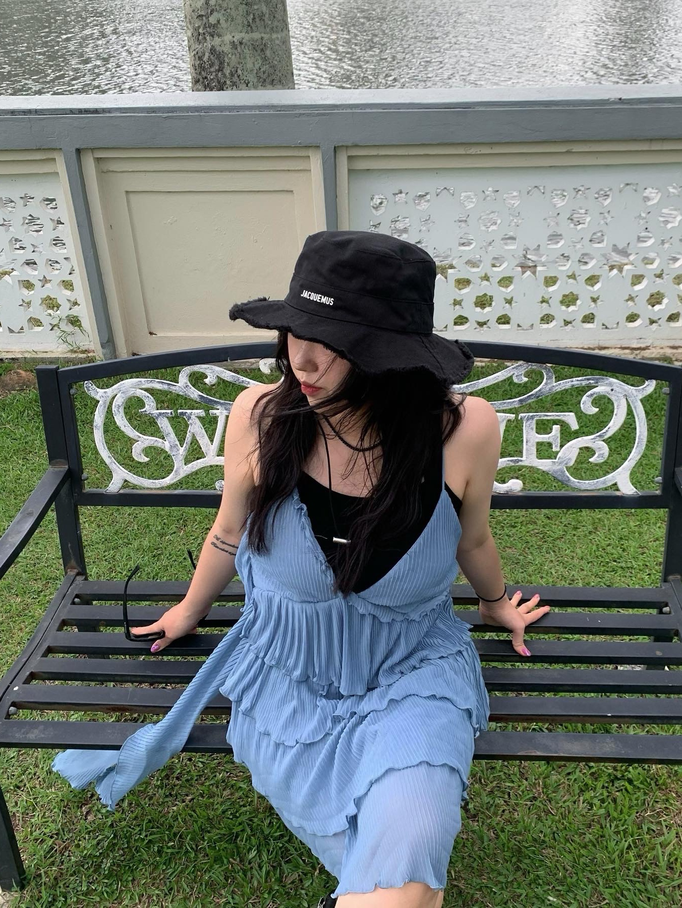 Jacquemus Le Bob Artichaut Bucket Hat Black 착용 스타일 - 3