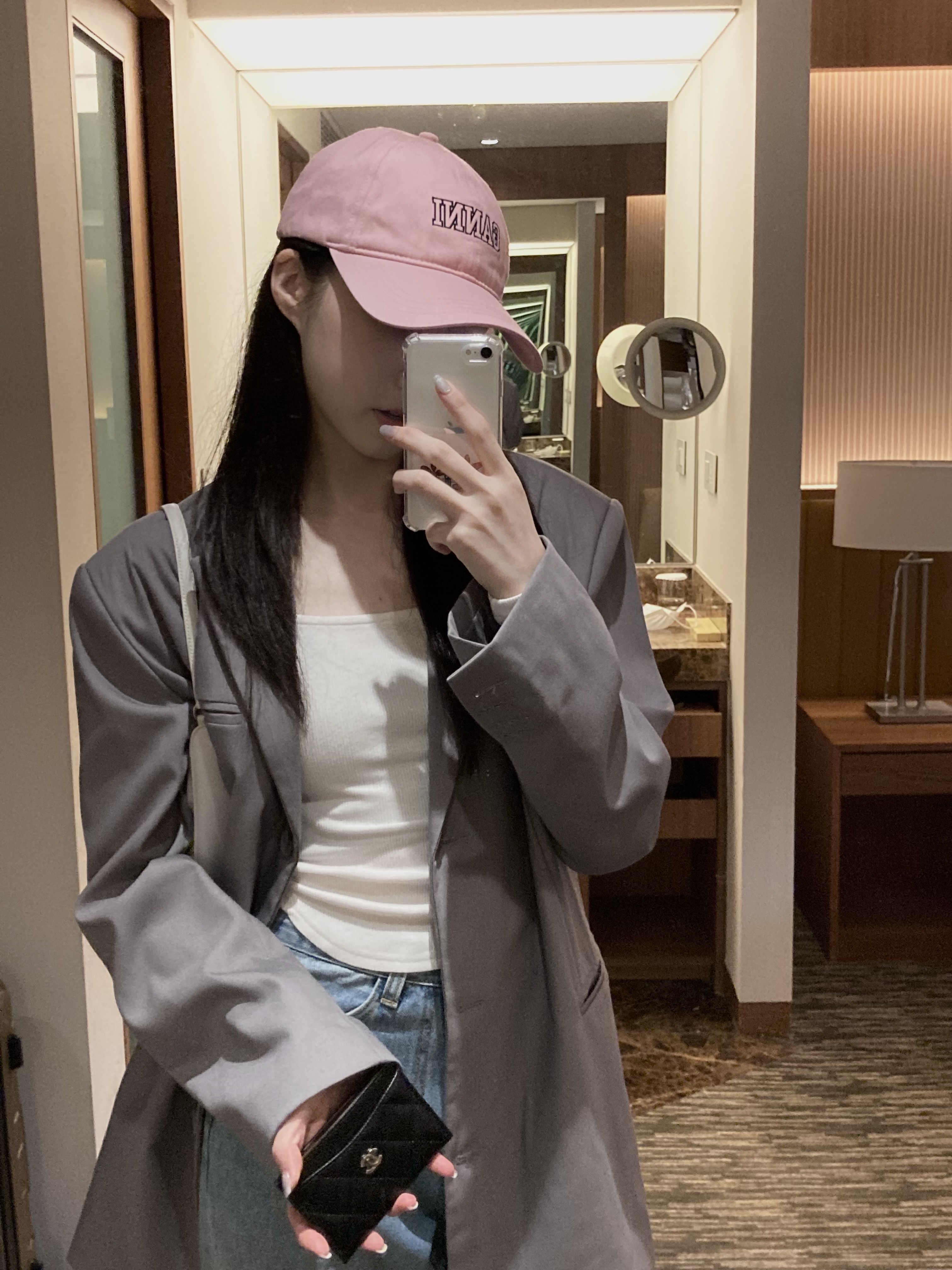 (W) Ganni Logo Cap Sweet Lilac, Chanel Classic Card Holder Grained Calfskin & Silver Black 착용 스타일 - 1