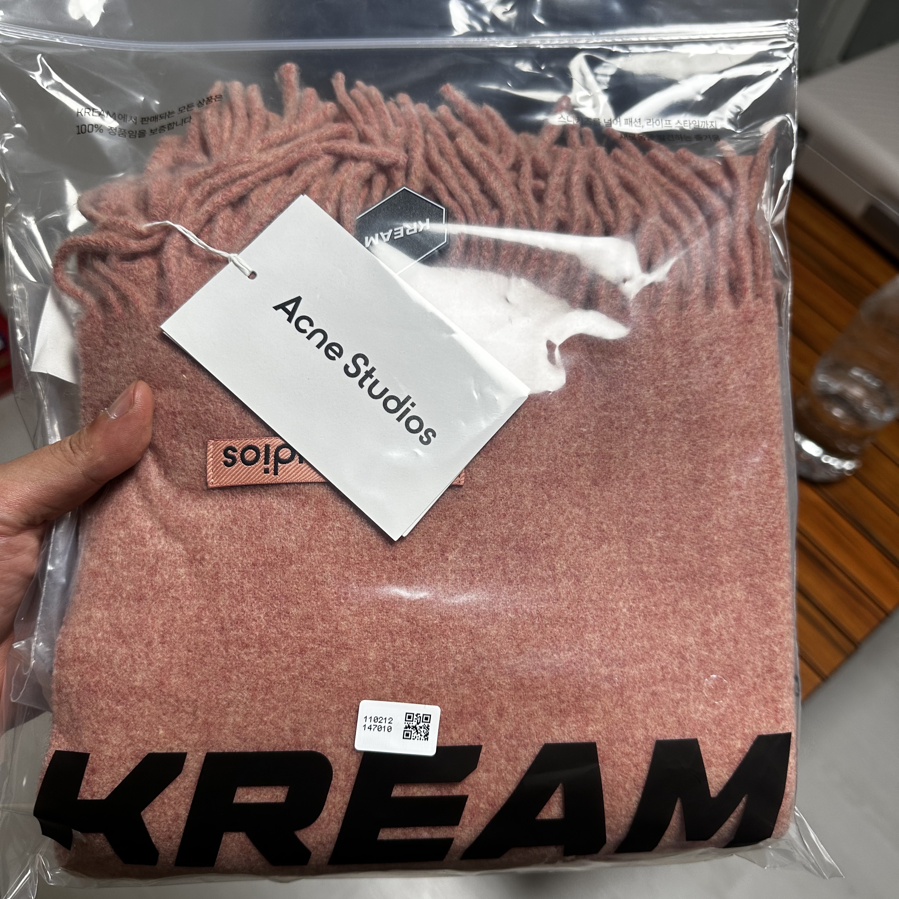 Acne Studios Narrow Wool Fringe Muffler Rose Melange 착용 스타일