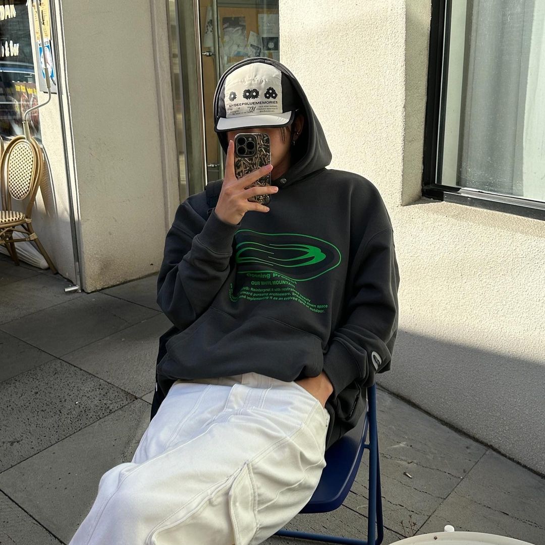 Opening Project Oval Logo Hoodie Charcoal, Opening Project Oval Logo Hoodie Black 착용 스타일 - 1