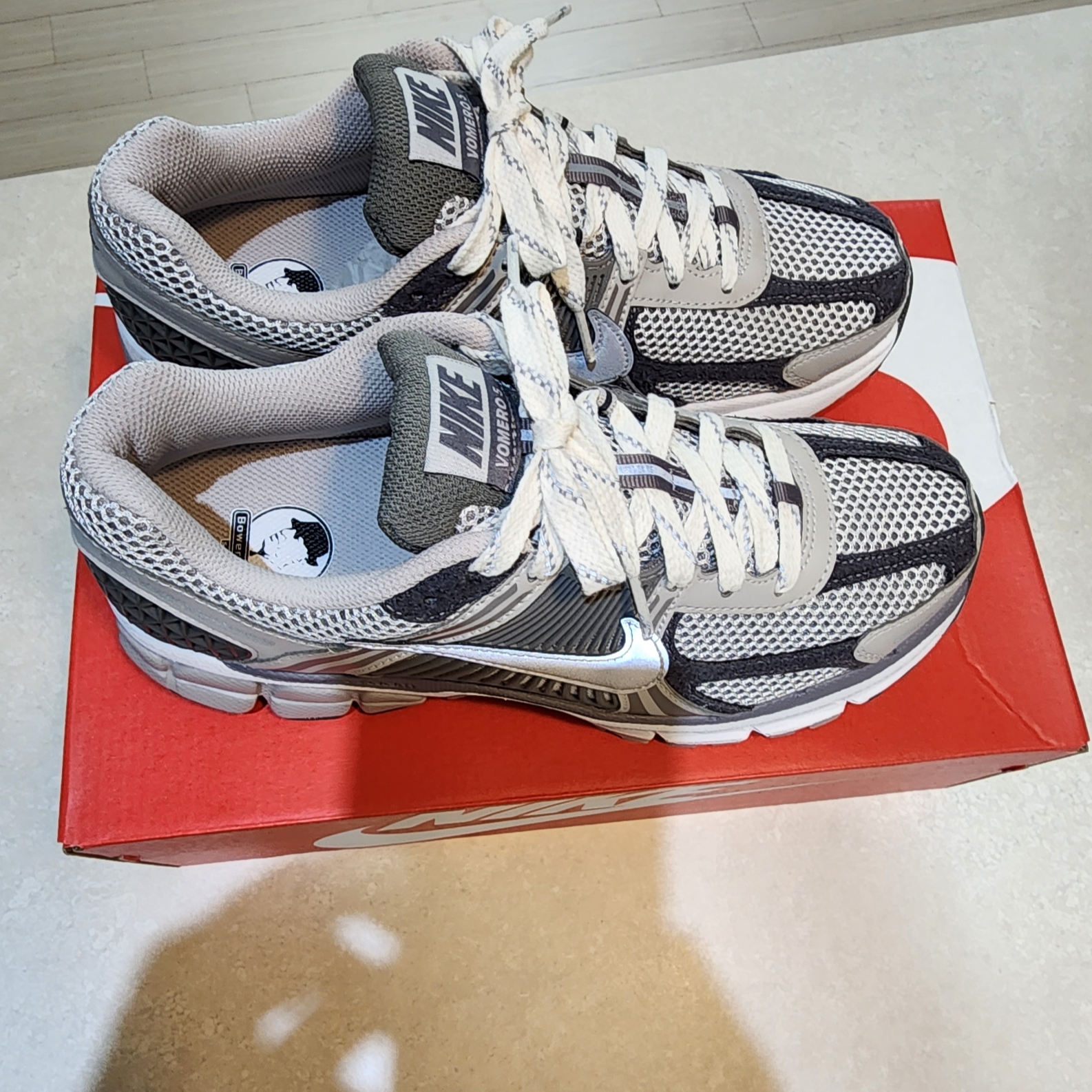 Nike Zoom Vomero 5 PRM Light Iron Ore and Flat Fewter 착용 스타일 - 3