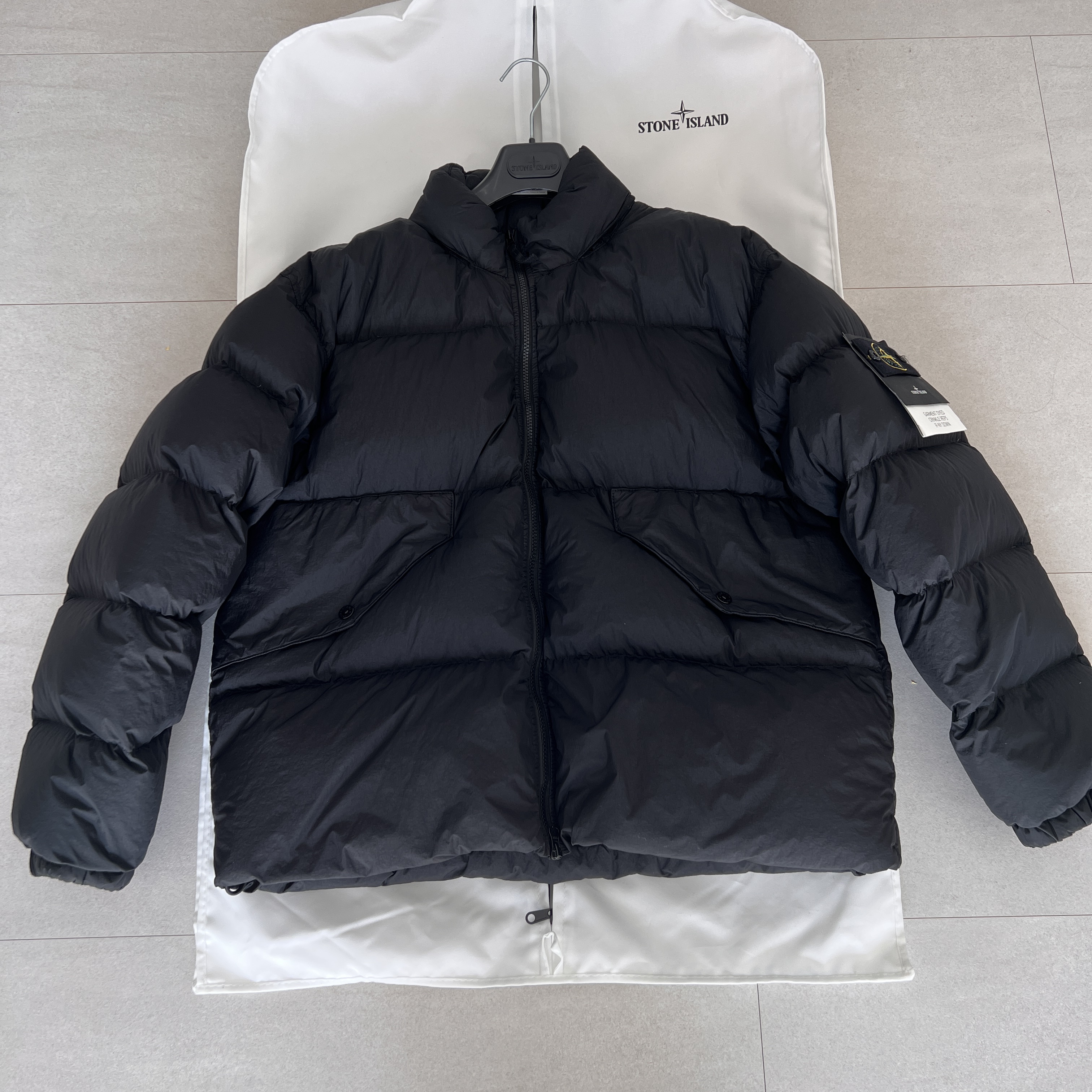 Stone Island 40623 Garment Dyed Crinkle Reps Recycled Nylon Down Jacket Black - 23FW 착용 스타일