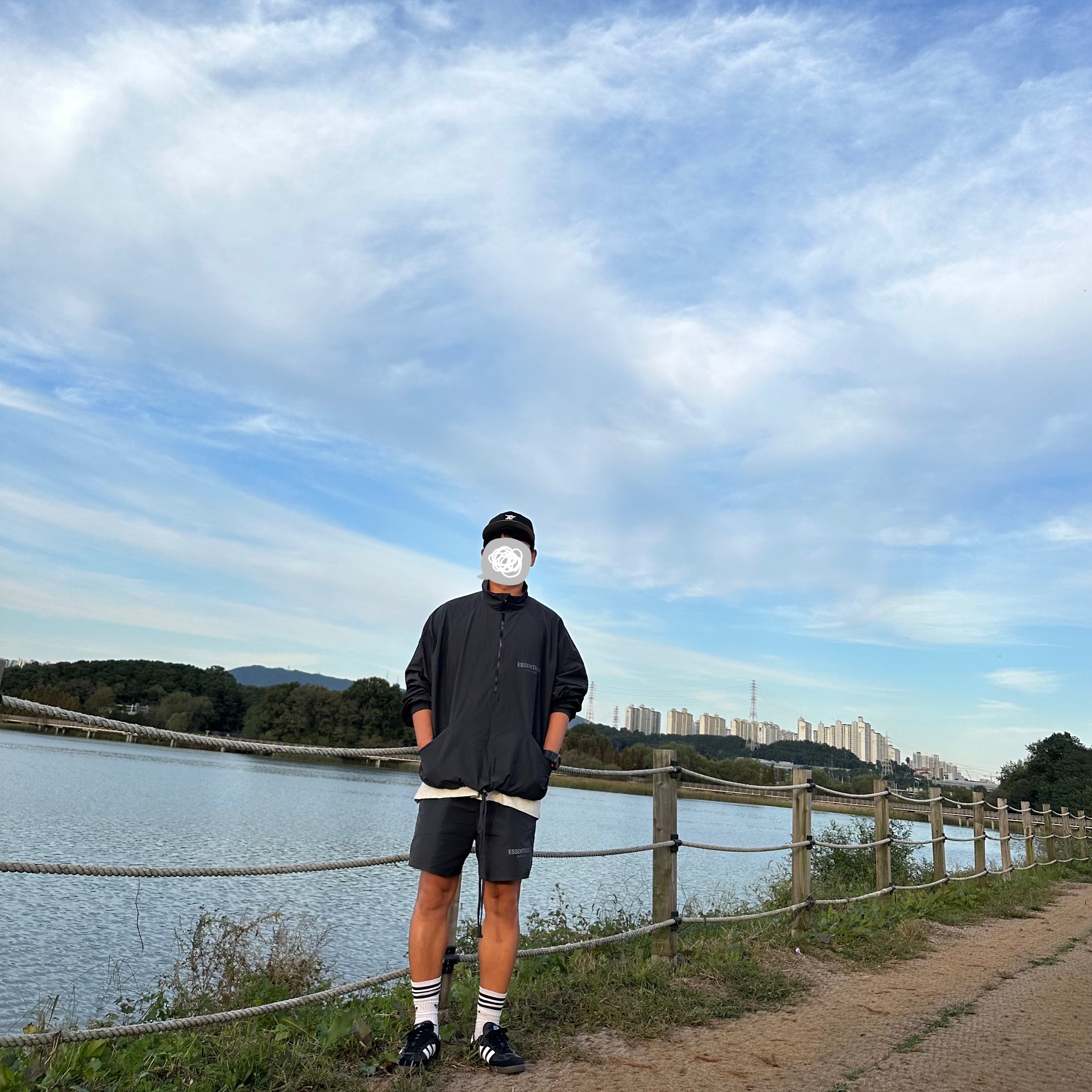 Essentials Half-Zip Track Jacket Black - 21SS, Essentials Volley Shorts Black - 21SS 착용 스타일