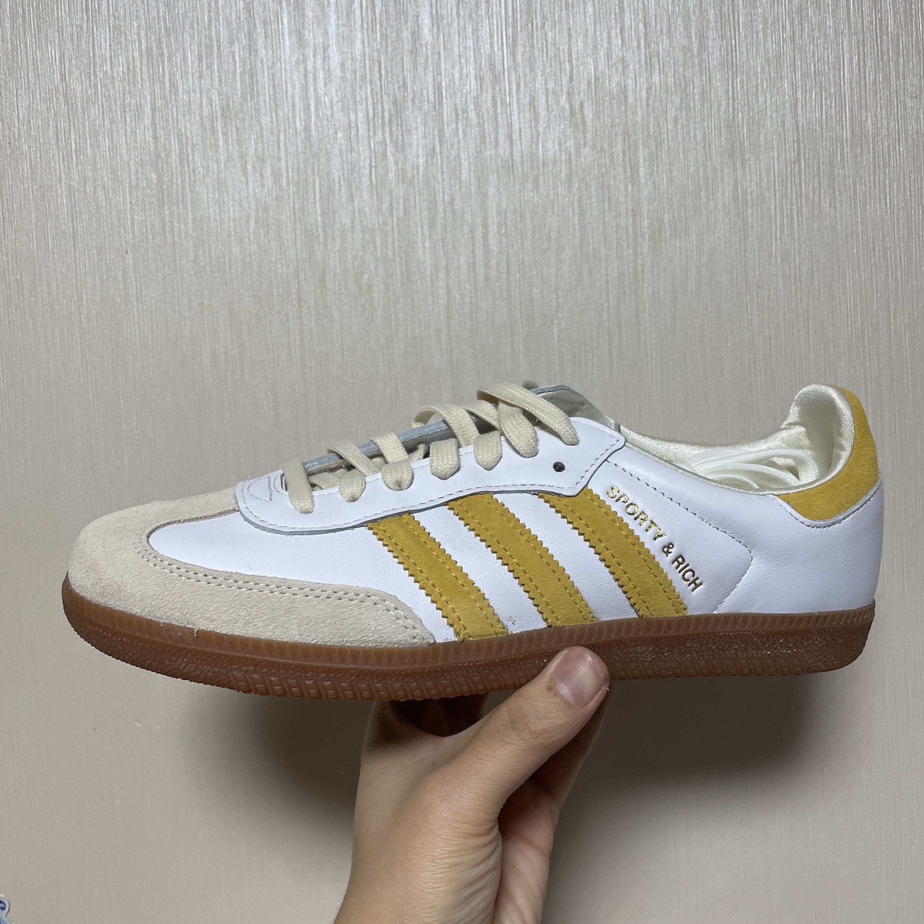 Adidas x Sporty & Rich Samba OG Cloud White Bold Gold 착용 스타일