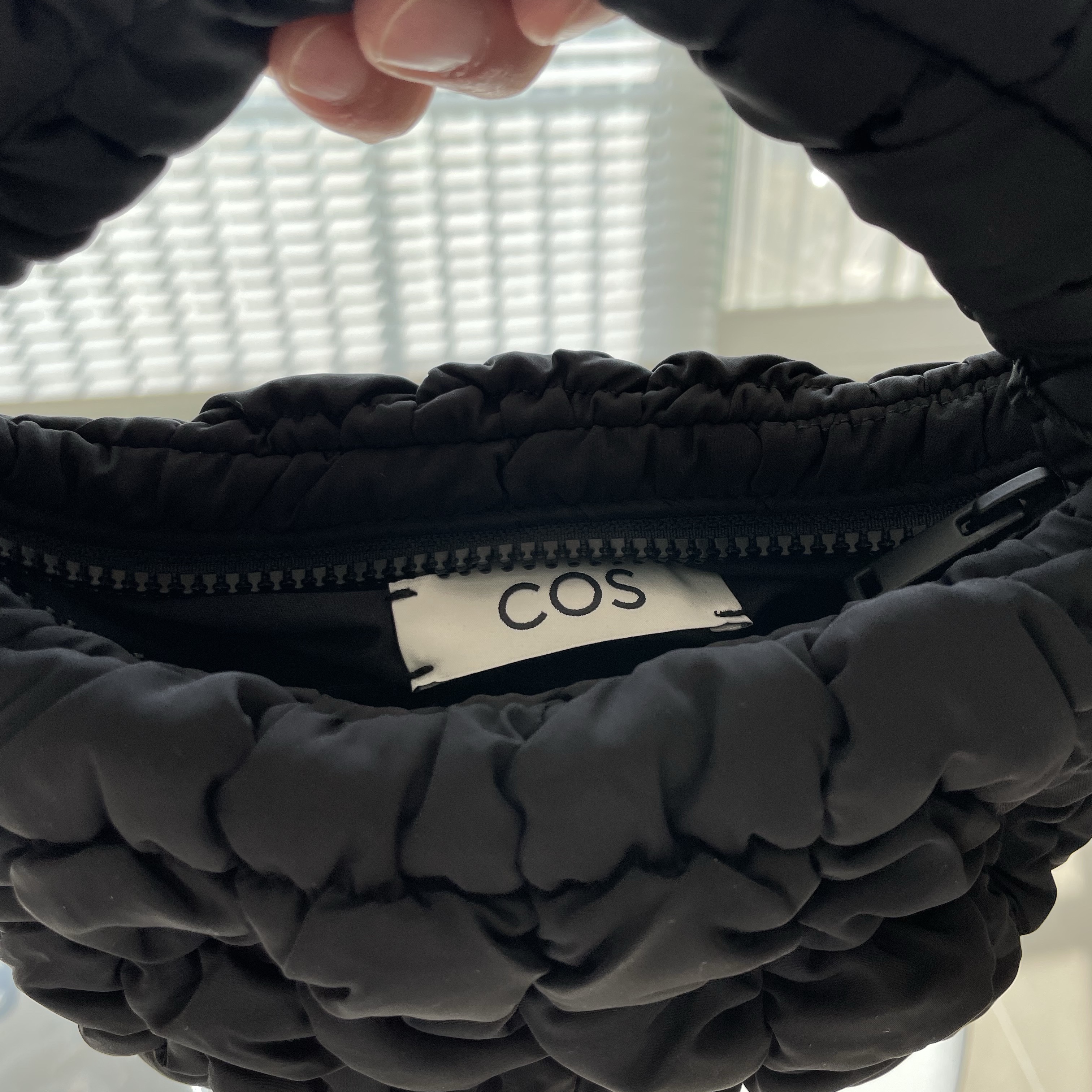 COS Quilted Micro Bag Black 착용 스타일 - 2