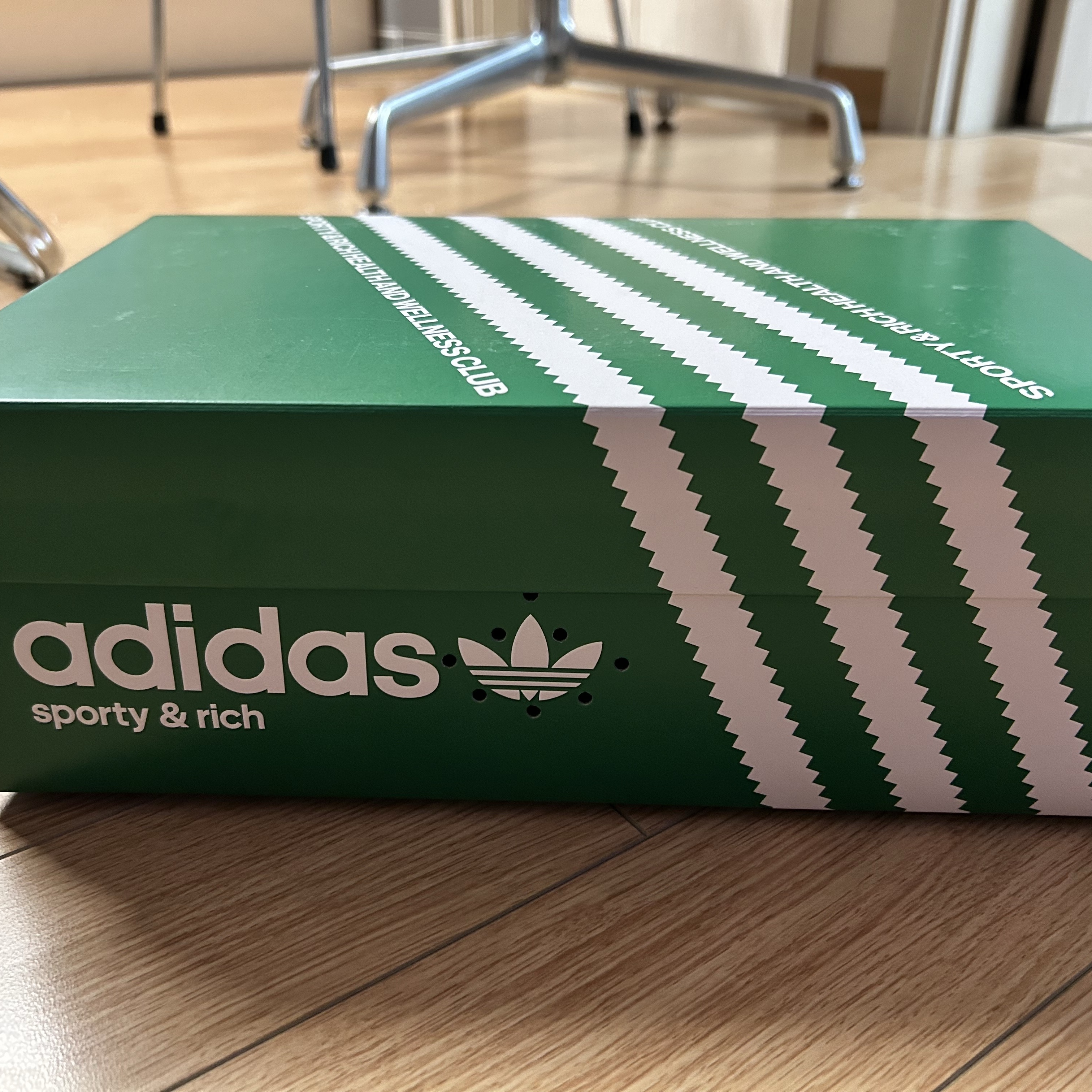 Adidas x Sporty & Rich Samba OG Cloud White Collegiate Burgundy 착용 스타일 - 1