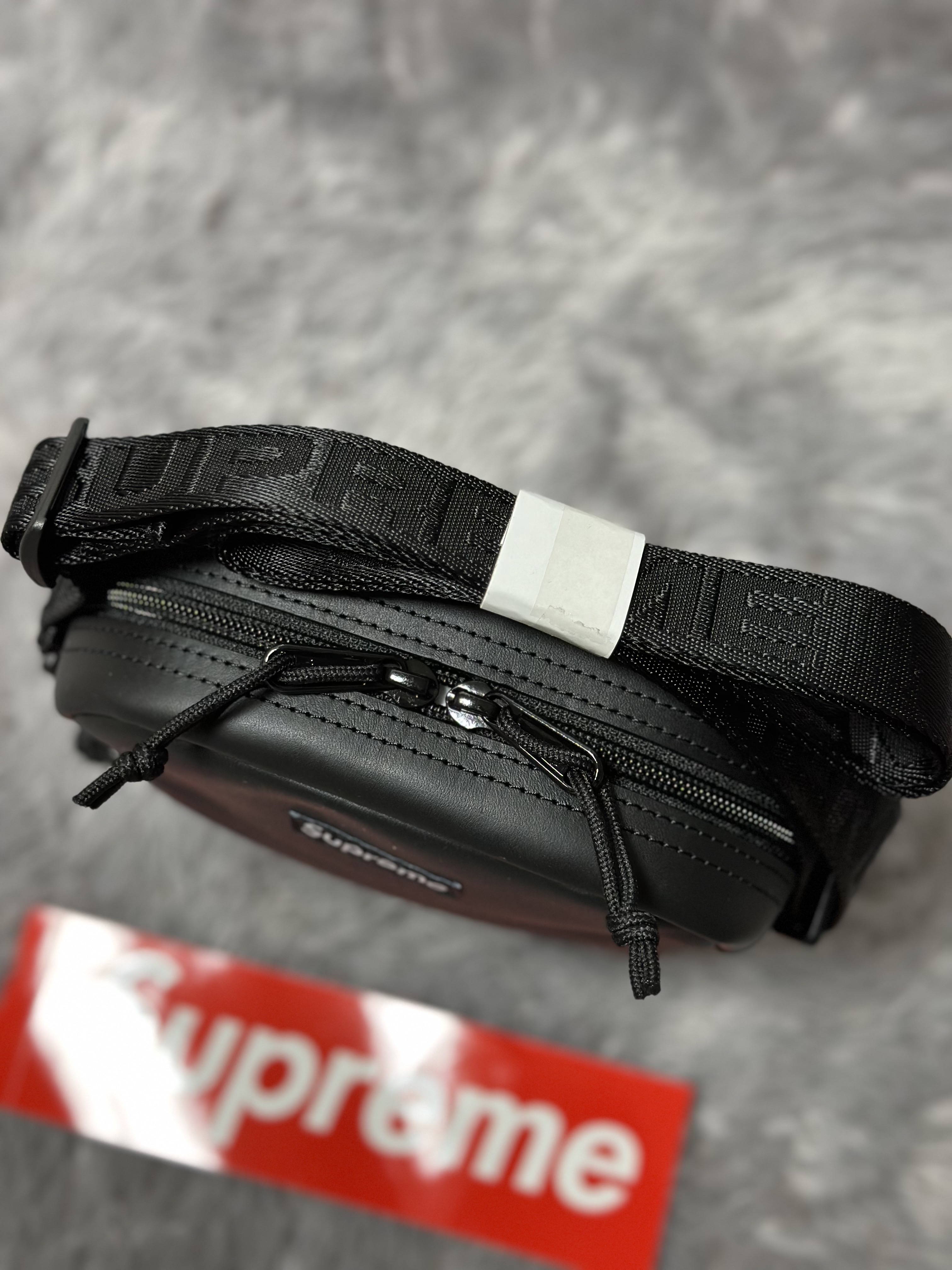 Supreme Leather Shoulder Bag Black - 23FW 착용 스타일 - 4