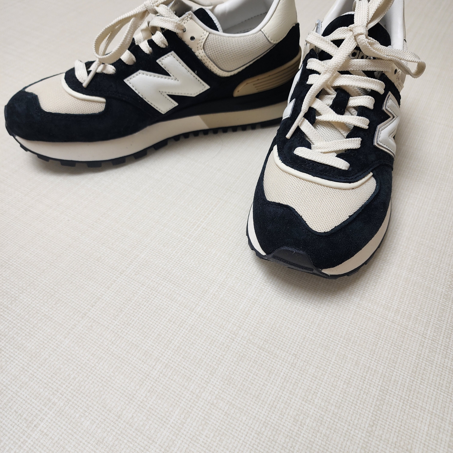 New Balance 574 Legacy Black Angora 착용 스타일