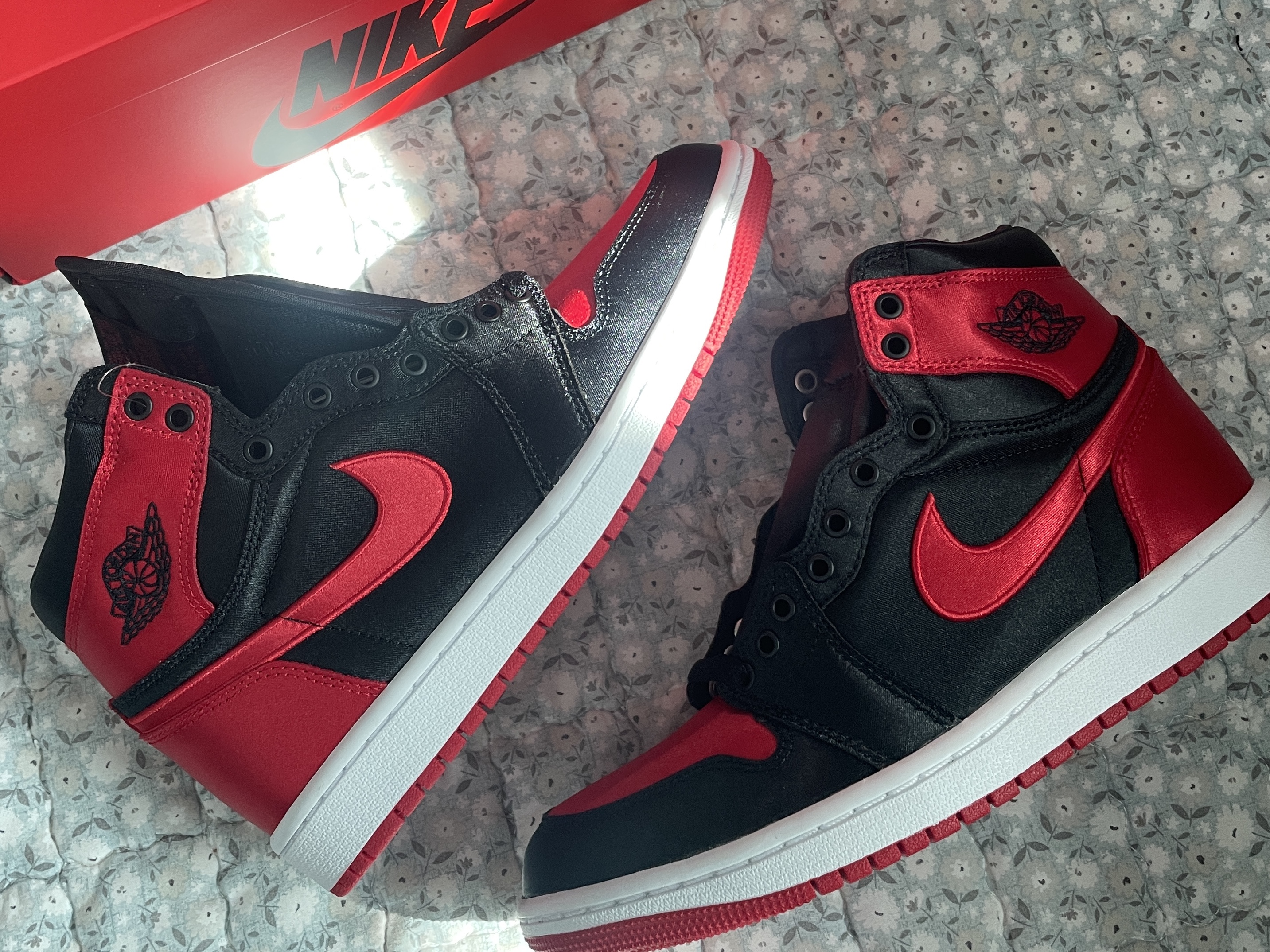 (W) Jordan 1 Retro High OG Satin Bred 착용 스타일 - 1