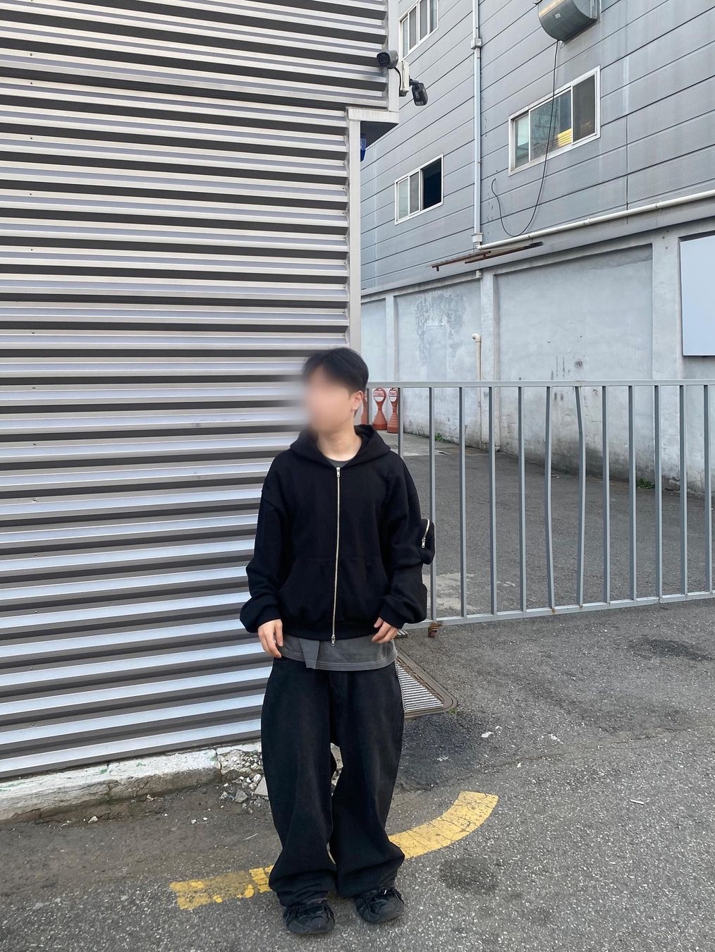 OMO 3D Pocket Zip-Up Hoodie Black 착용 스타일 - 2