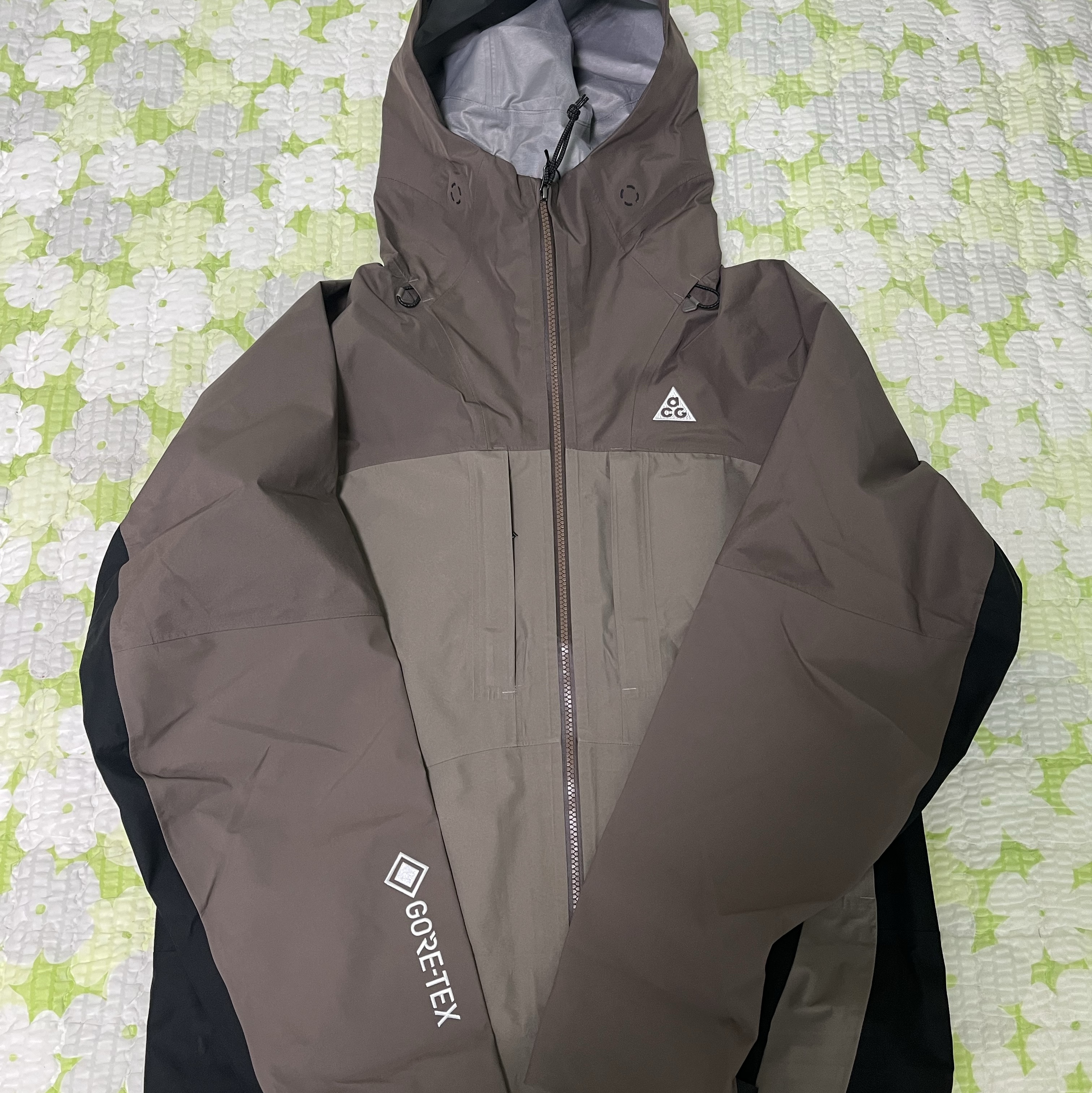Nike ACG Storm-Fit ADV Gore-Tex Misery Ridge Jacket Iron Stone - Asia, Nike ACG Trail Cap Black 착용 스타일 - 3