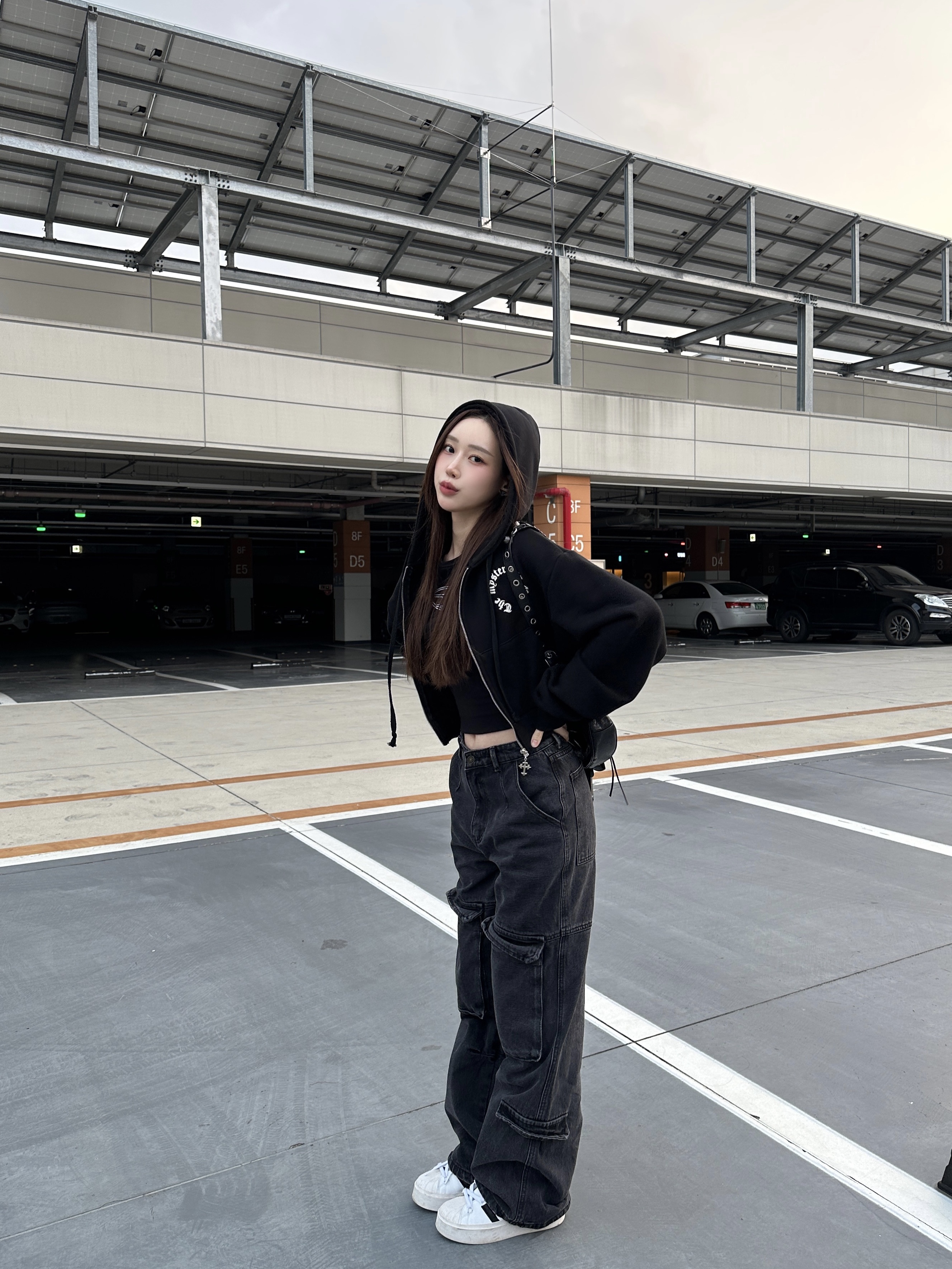 (W) Adidas Superstar Bonega Cloud White Core Black, Balenciaga Arena Lambskin Le Cagole XS Shoulder Bag Black 착용 스타일 - 1